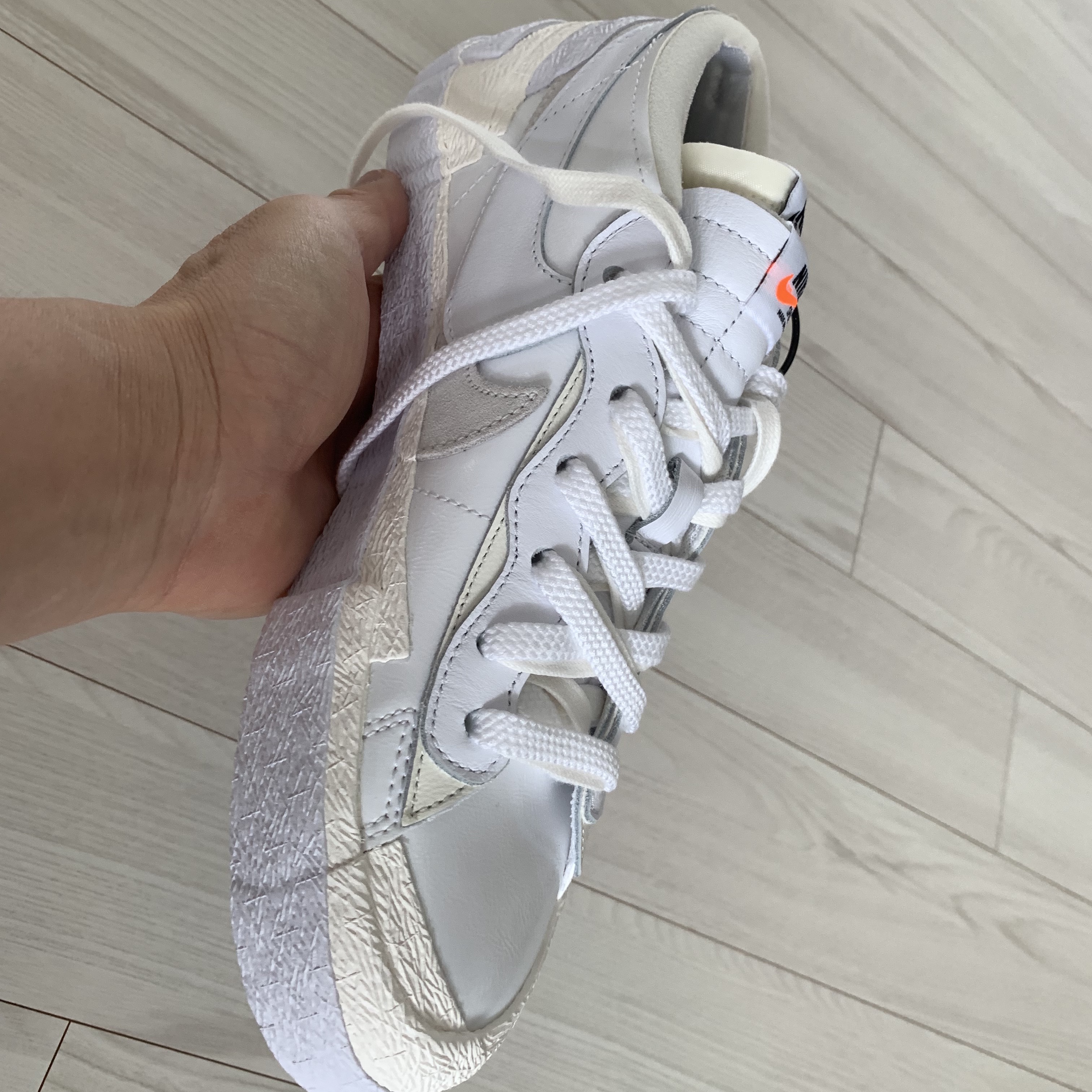 Nike x Sacai Blazer Low White Patent Leather 착용 스타일 - 1