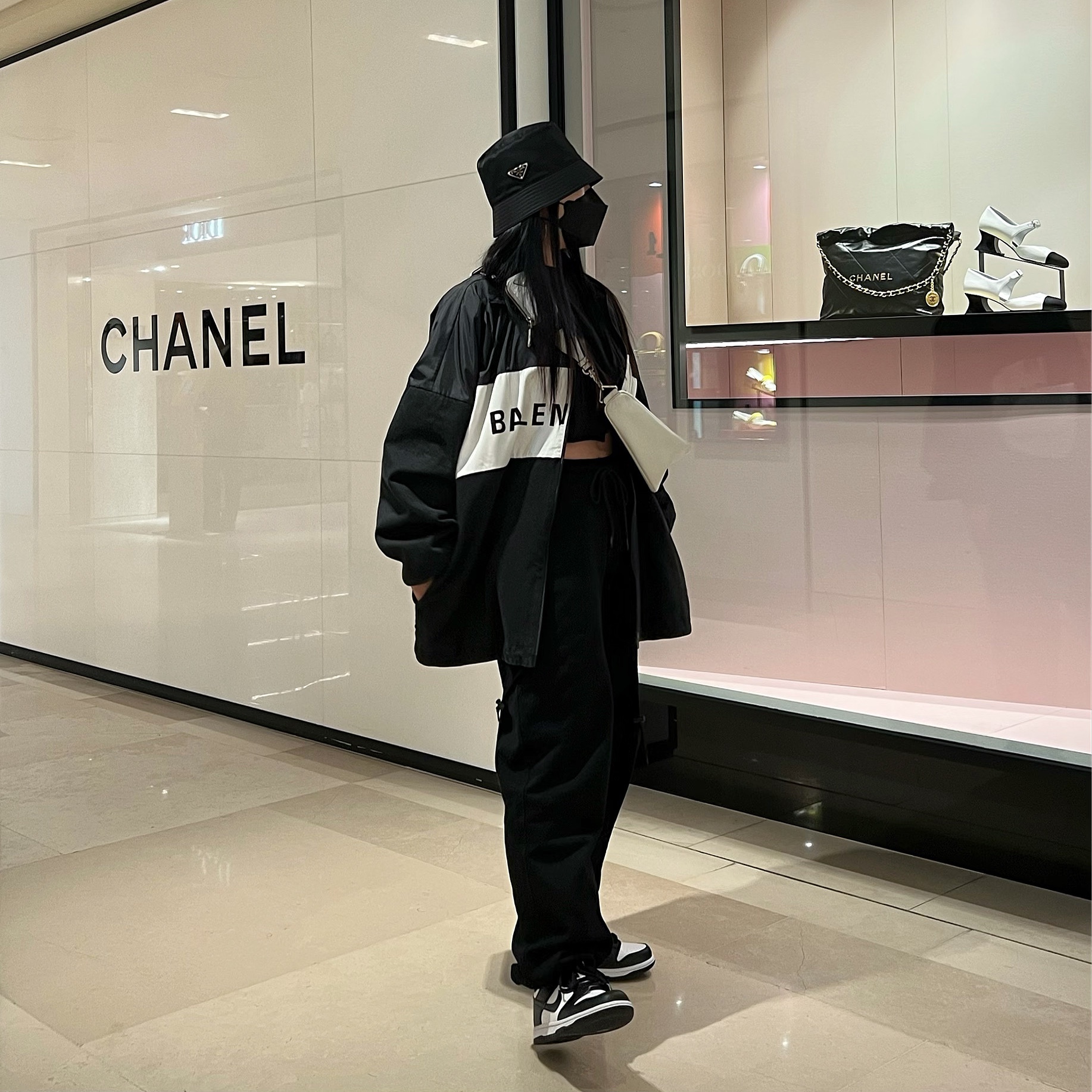 (W) Prada Re-Nylon Bucket Hat Black, (GS) Nike Dunk Low Black 착용 스타일