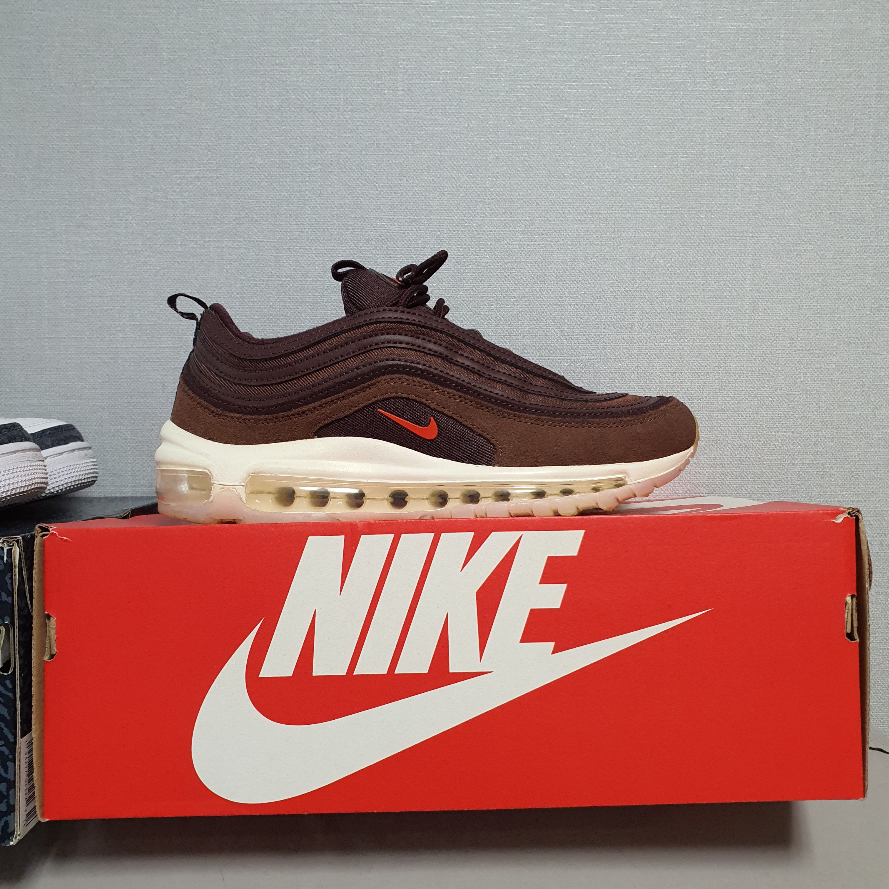 (W) Nike Air Max 97 SE Coffee, Jordan 3 Retro SE Denim Fire Red 착용 스타일 - 1