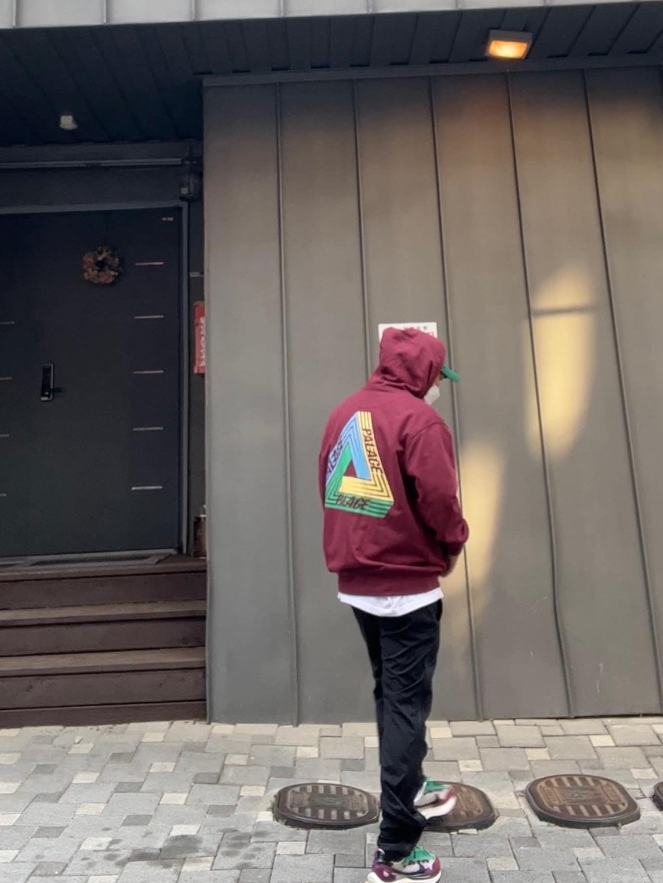 Palace Tri-Dart Hood Burgundy - 20FW, Nike x Sacai VaporWaffle String & Black Villain Red 착용 스타일 - 1