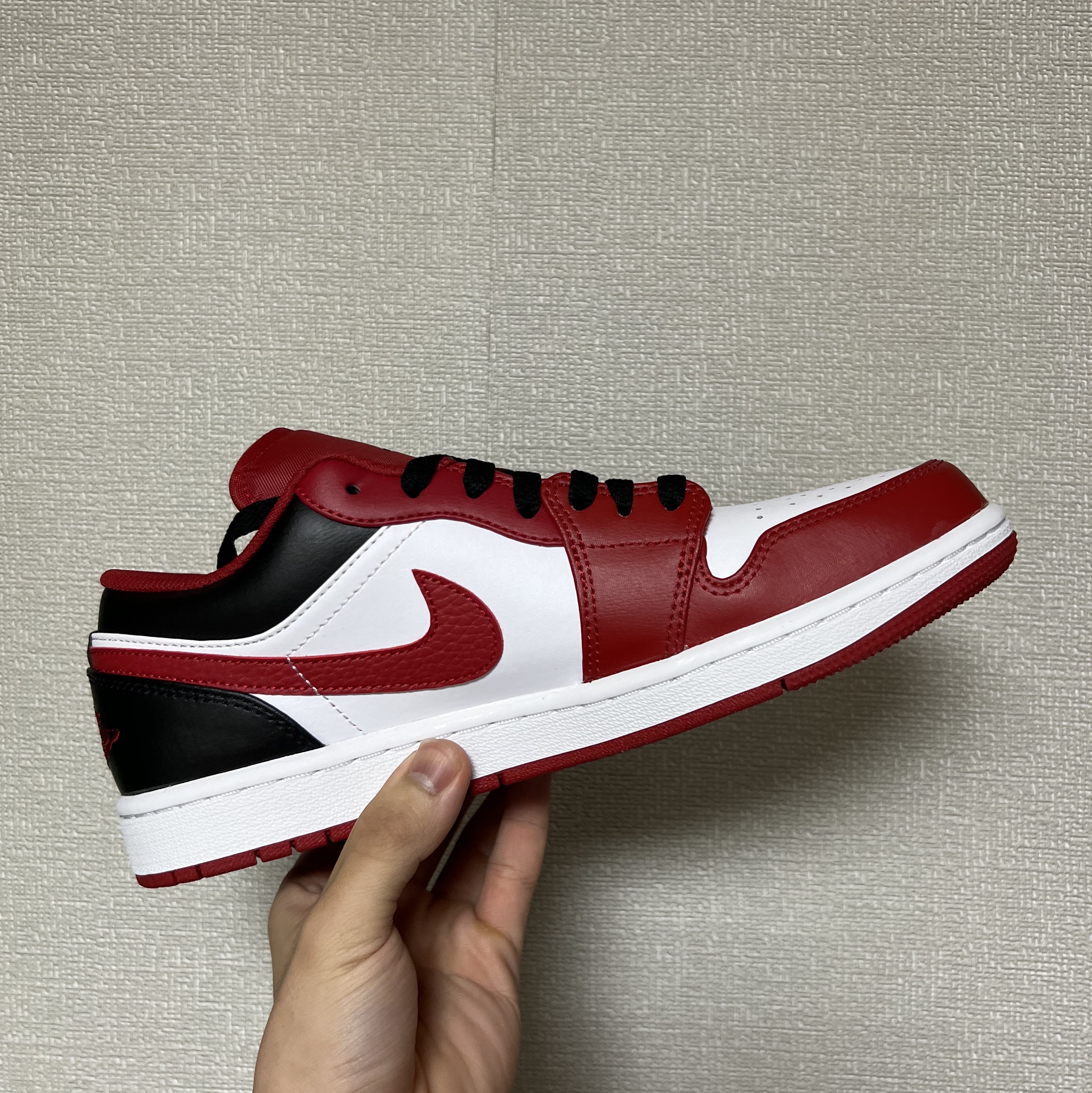 Jordan 1 Low White Gym Red Black 착용 스타일 - 2