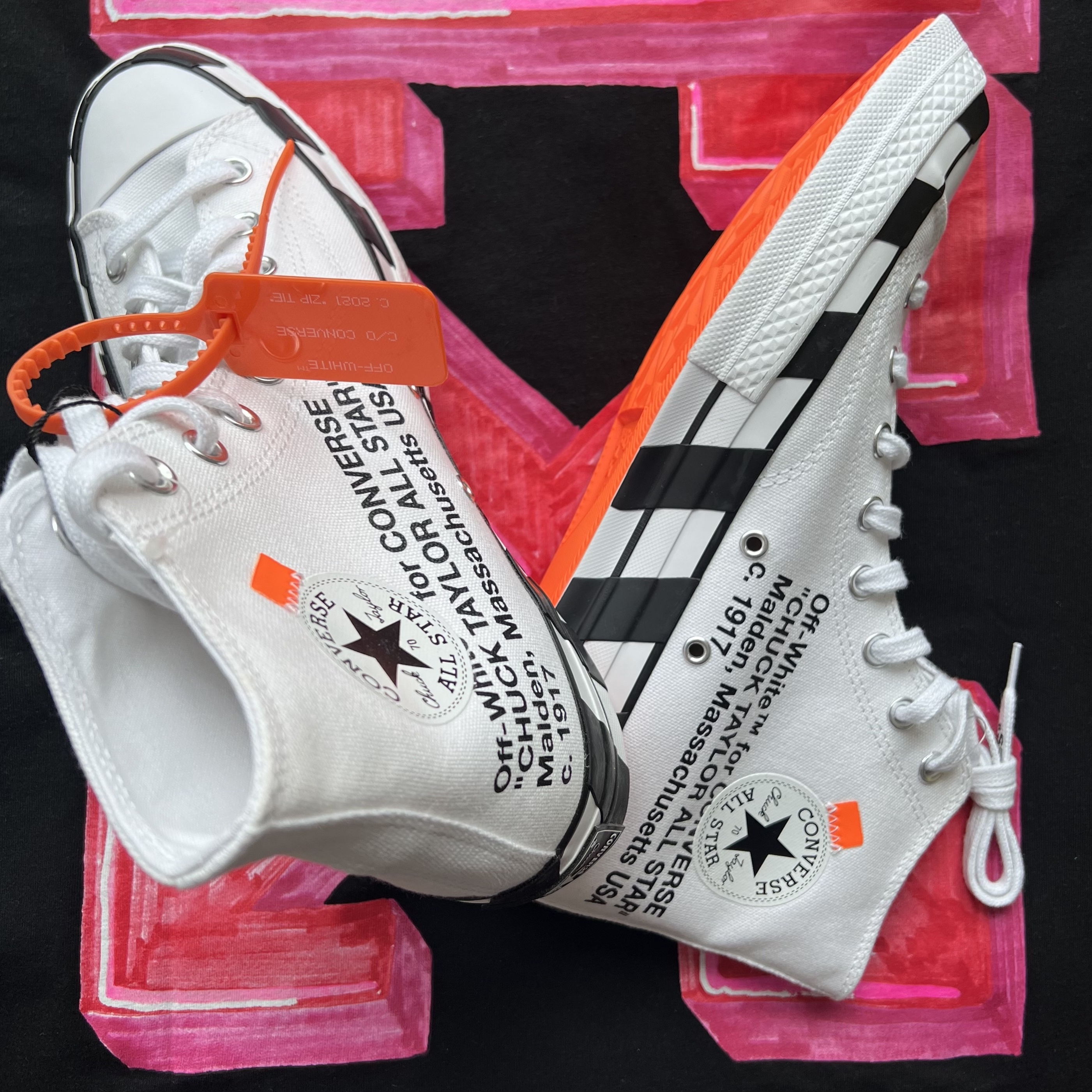 Converse x Off-White Chuck 70 High V2 2021, Off-White Acrylic Arrow Slim S/S T-Shirt Black 착용 스타일 - 1