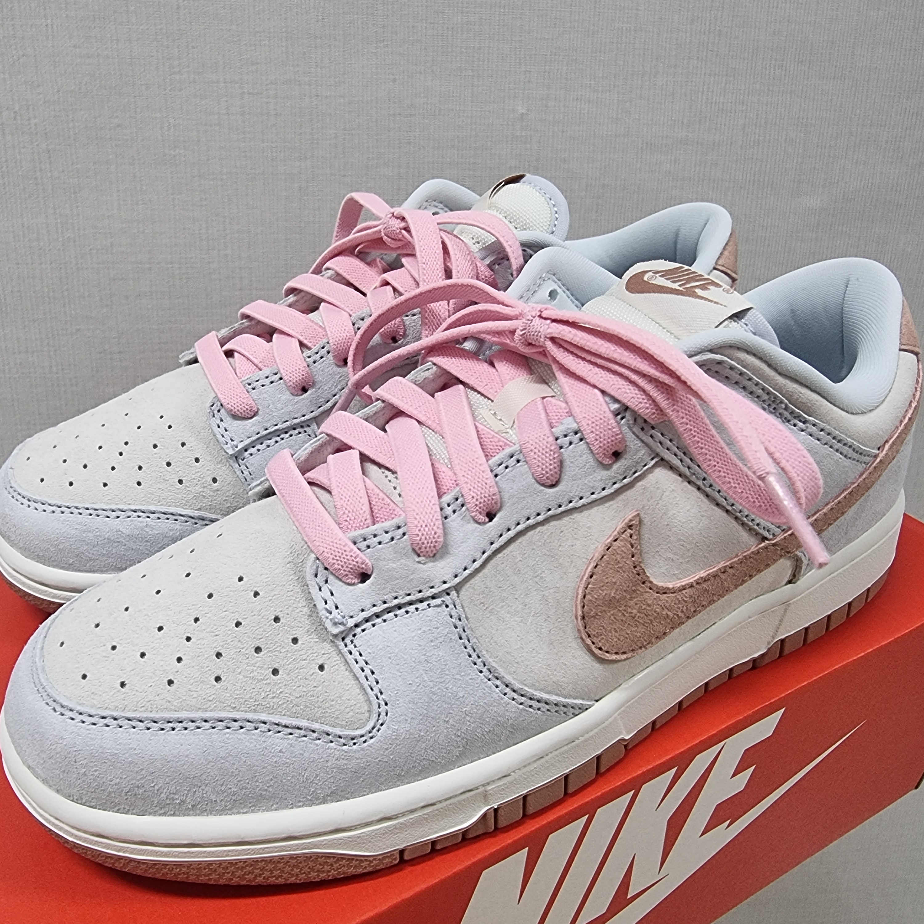 Nike Dunk Low Retro PRM Fossil Rose 착용 스타일 - 3