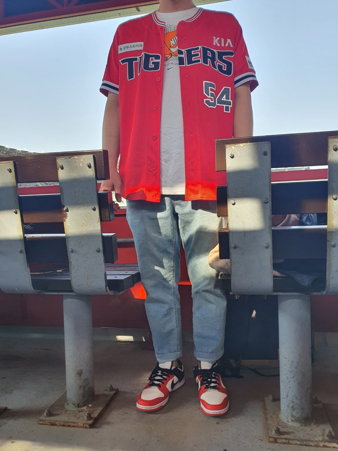 Nike x NBA Dunk Low Retro EMB Black and Chile Red 착용 스타일