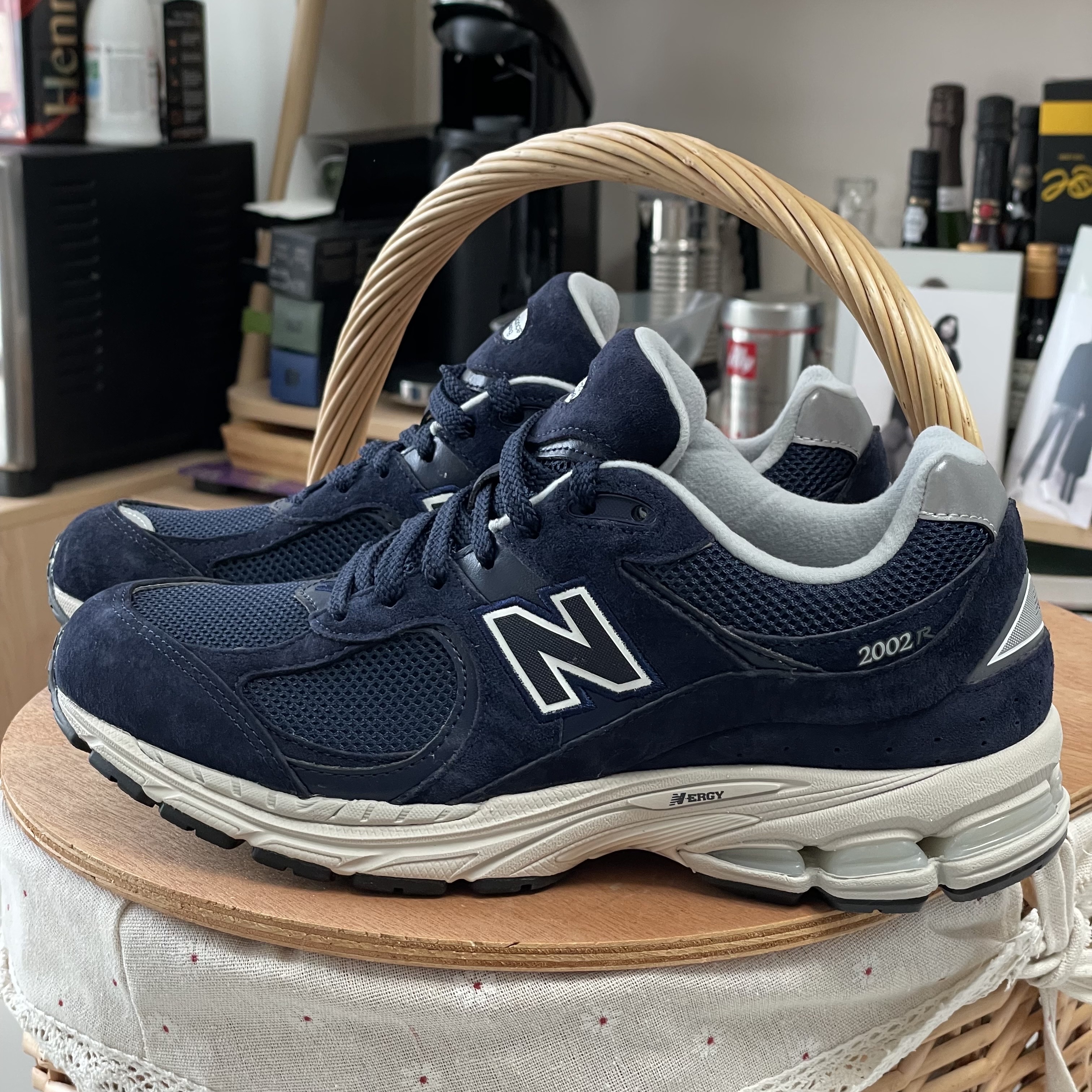 New Balance 2002R Navy 착용 스타일
