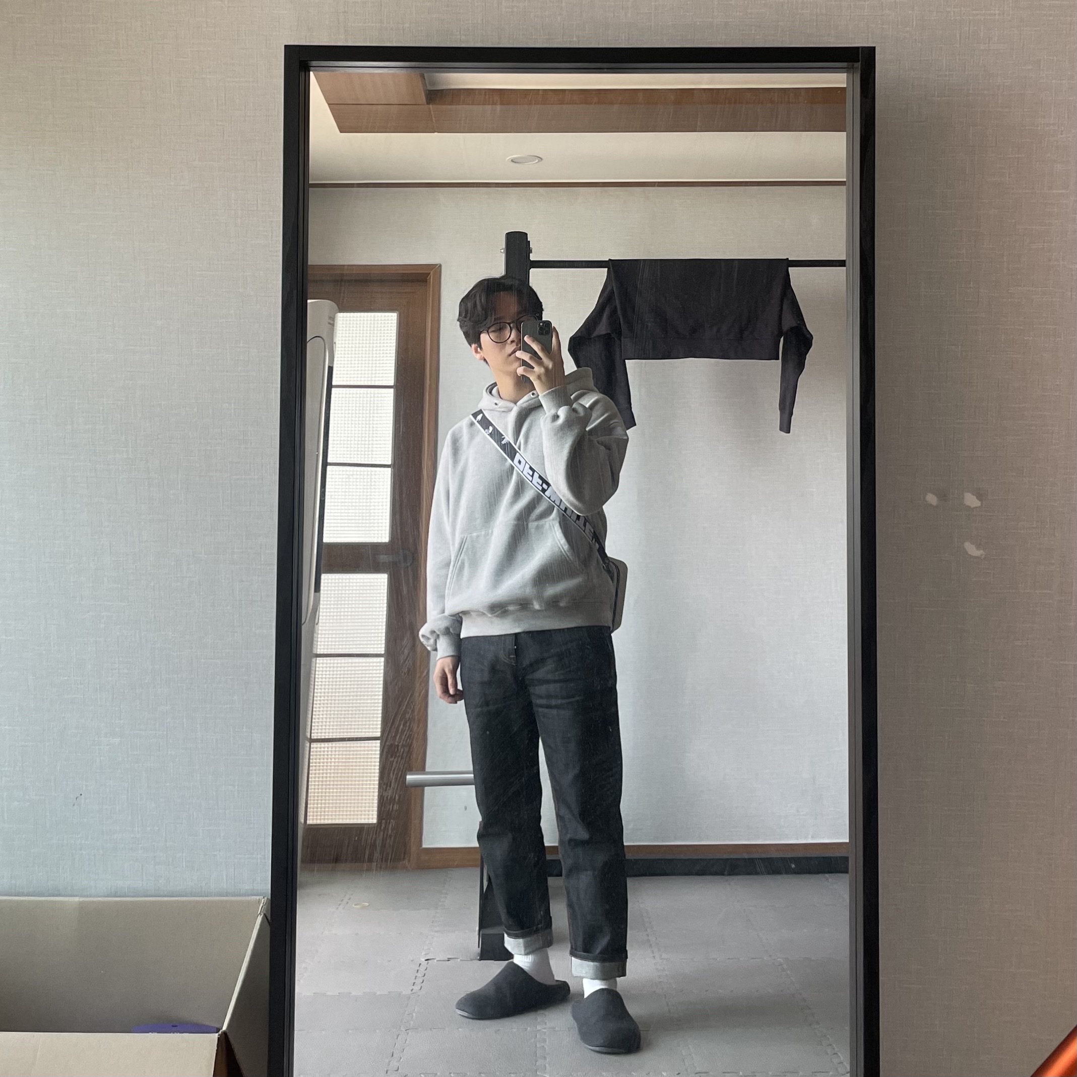 Off-White x Amore Pacific Protection Box (Without Cosmetics) 착용 스타일