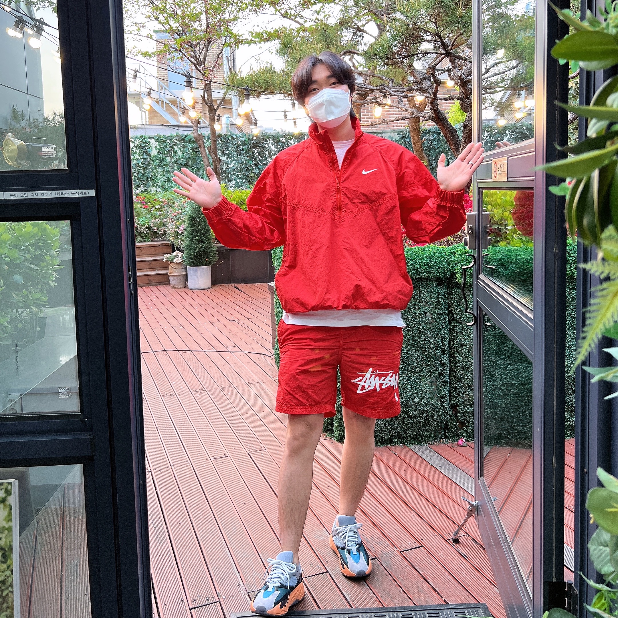Adidas Yeezy Boost 700 Wash Orange, Nike x Stussy Windrunner Jacket Habanero Red 착용 스타일
