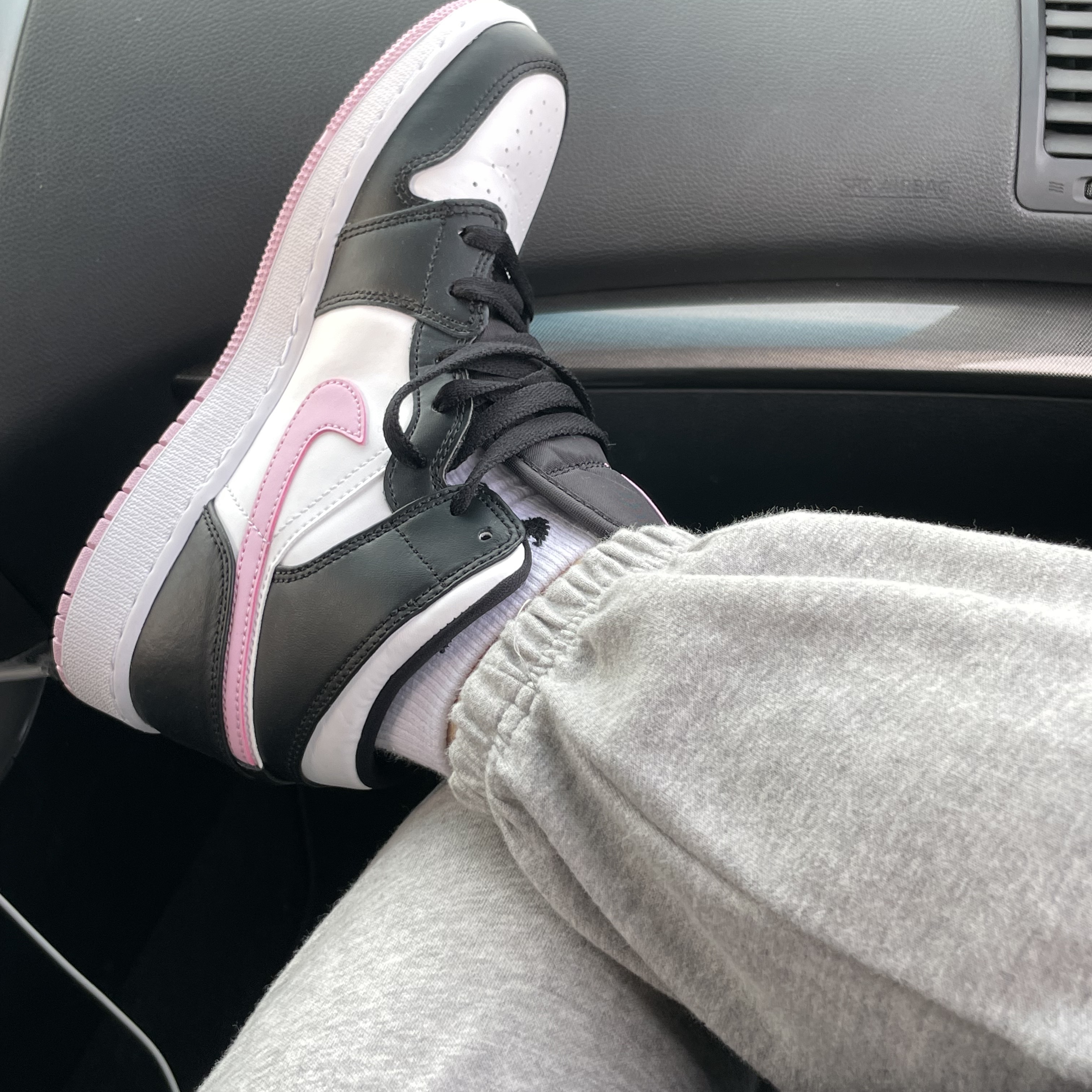 (GS) Jordan 1 Mid Light Arctic Pink 착용 스타일 - 1