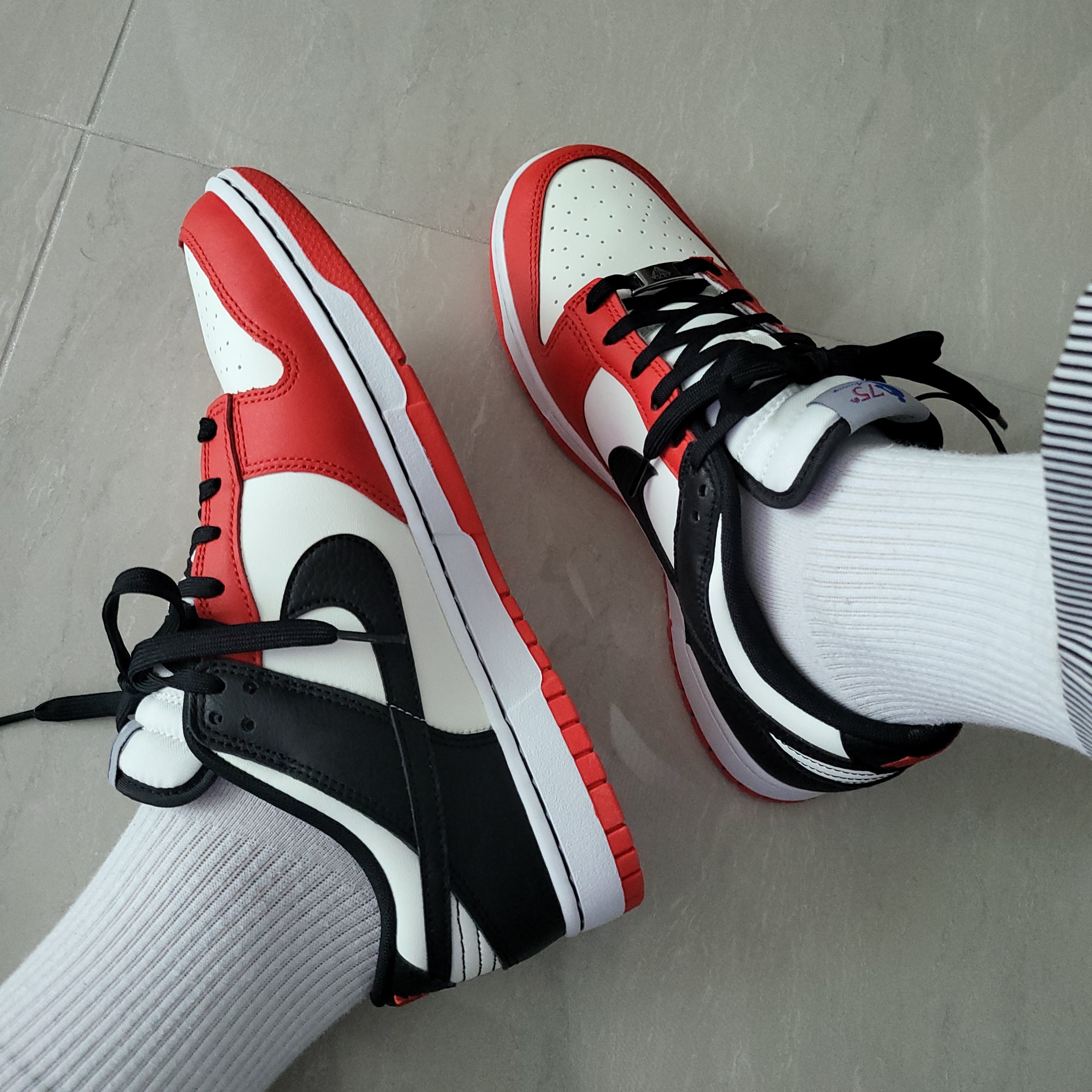 Nike x NBA Dunk Low Retro EMB Black and Chile Red 착용 스타일 - 1