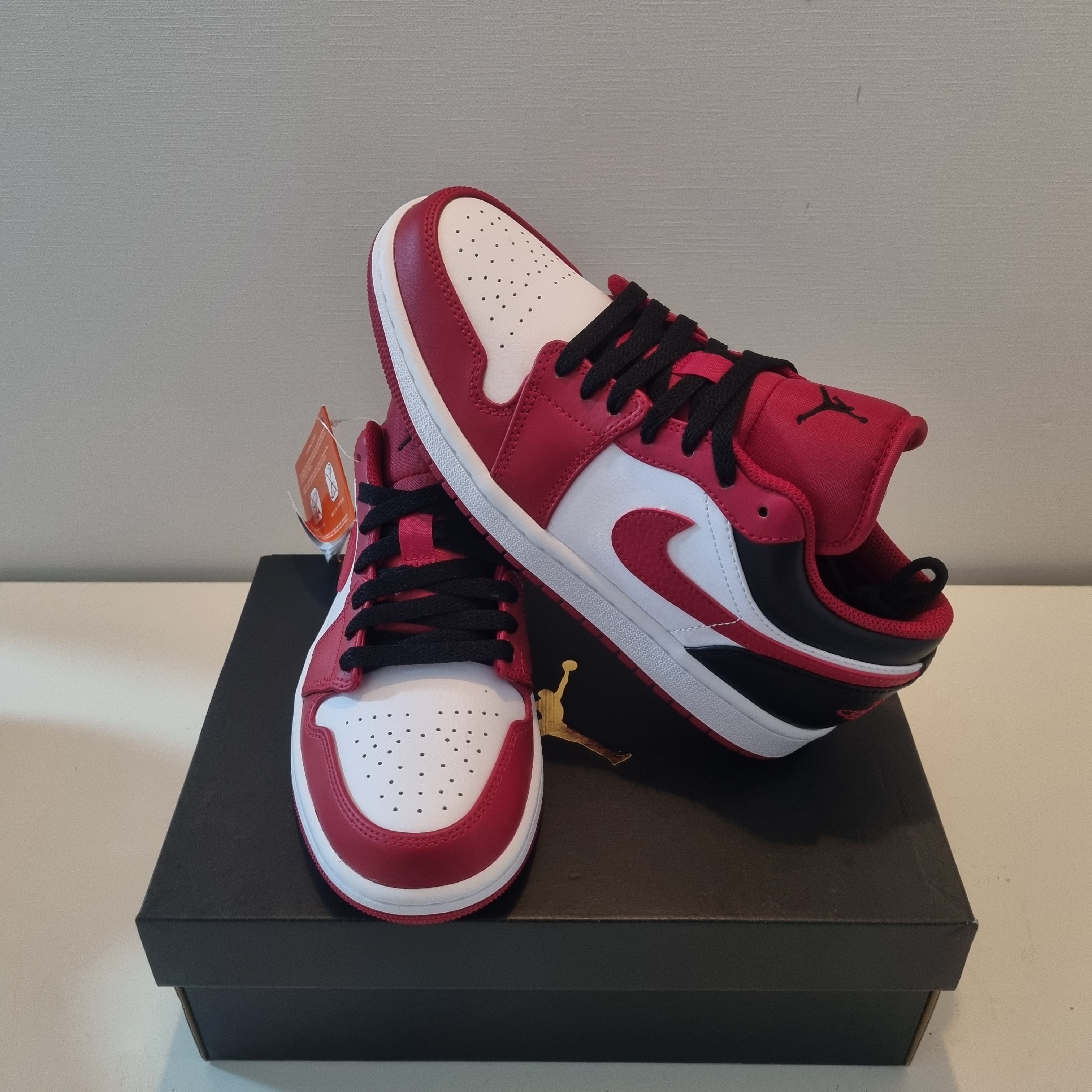 Jordan 1 Low White Gym Red Black 착용 스타일