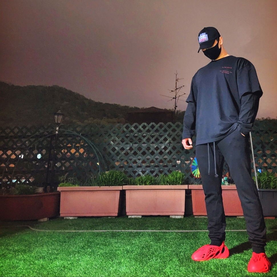 Adidas Yeezy Foam RNNR Vermilion 착용 스타일 - 1