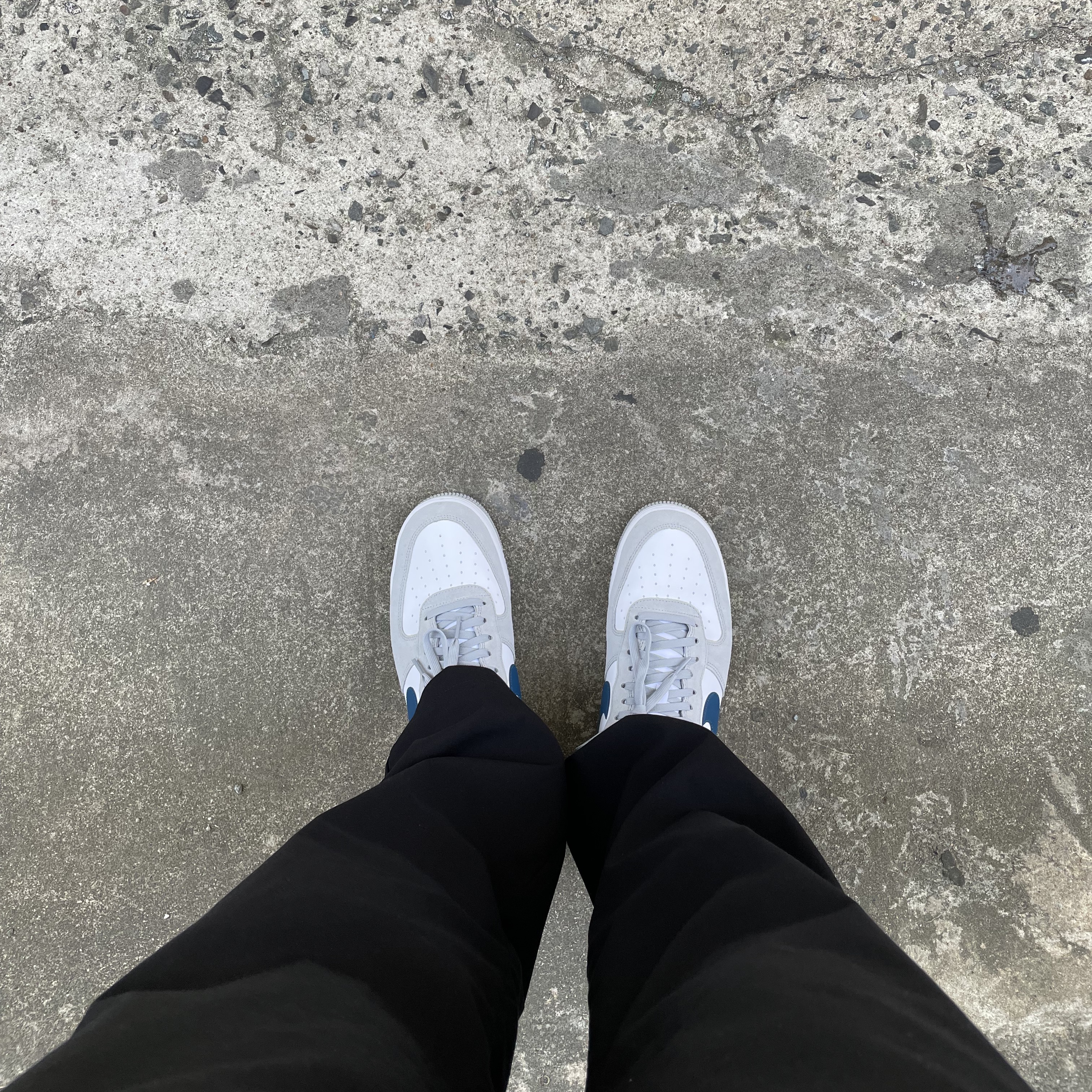 Nike Air Force 1 '07 LV8 Athletic Club Light Smoke Grey Marina 착용 스타일