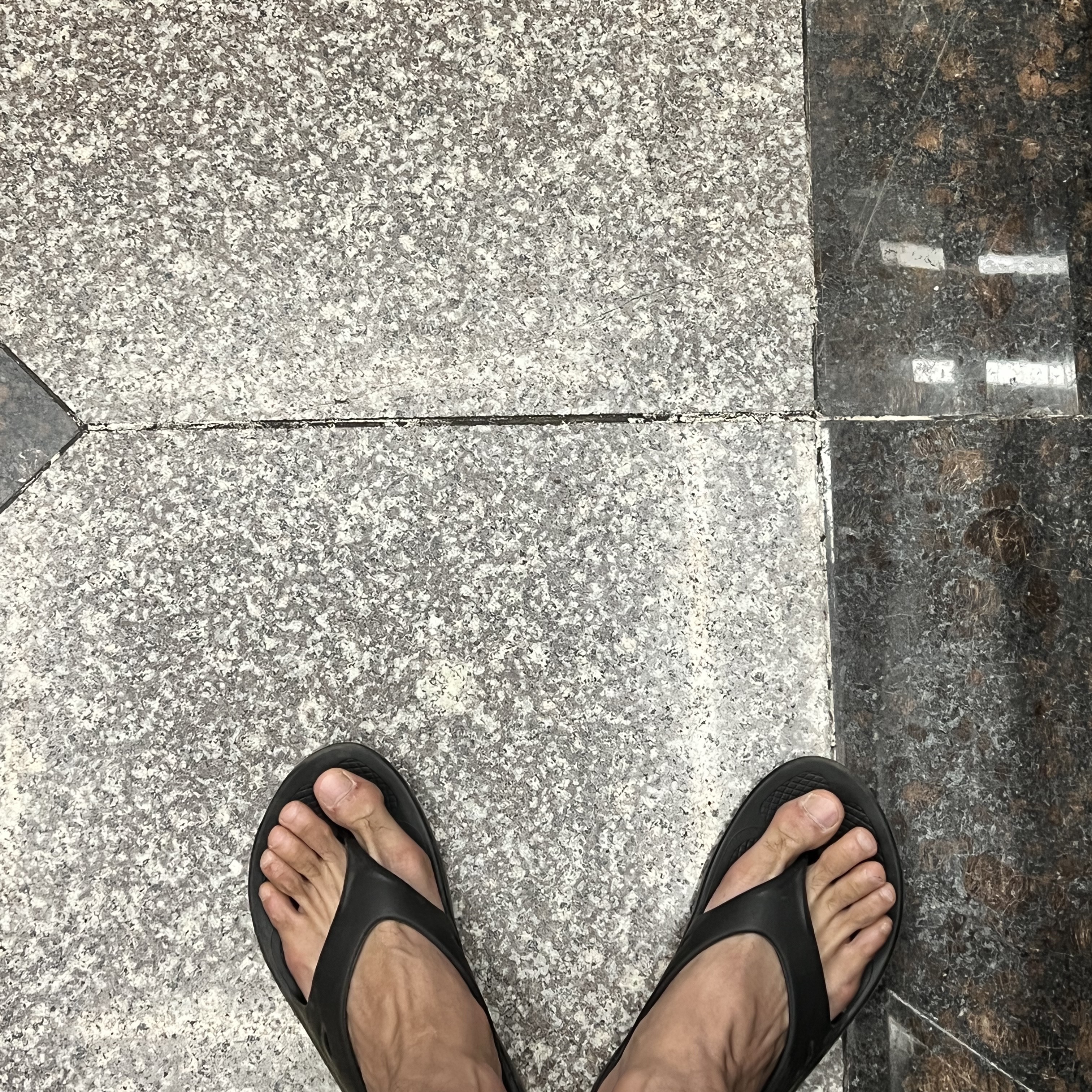 Oofos OOriginal Black 착용 스타일