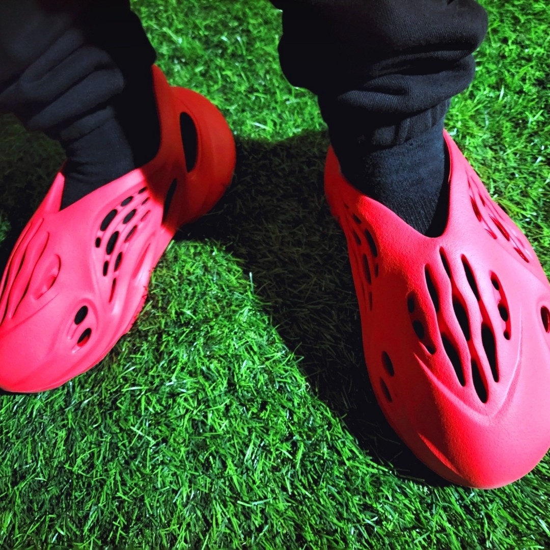 Adidas Yeezy Foam RNNR Vermilion 착용 스타일 - 3