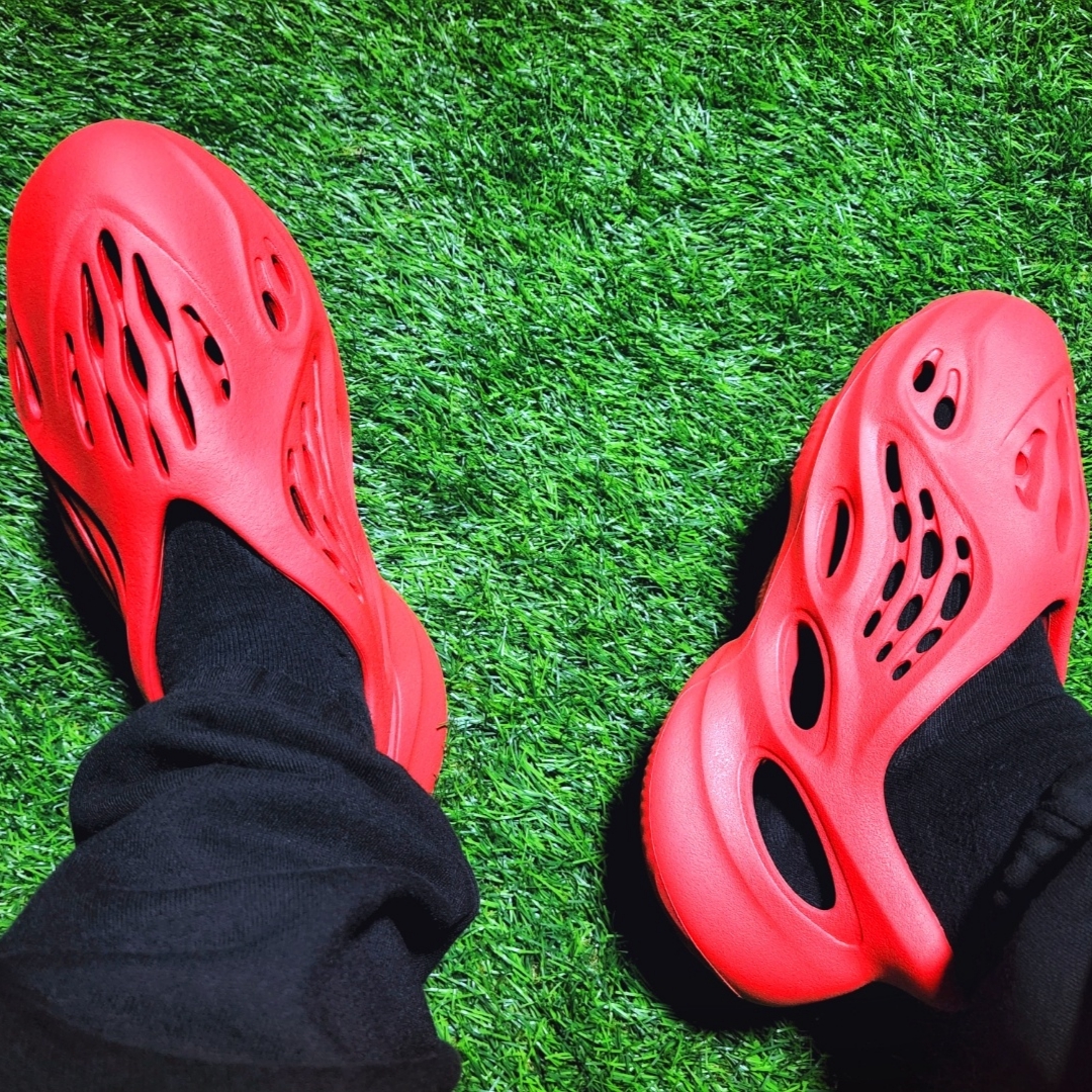 Adidas Yeezy Foam RNNR Vermilion 착용 스타일 - 5
