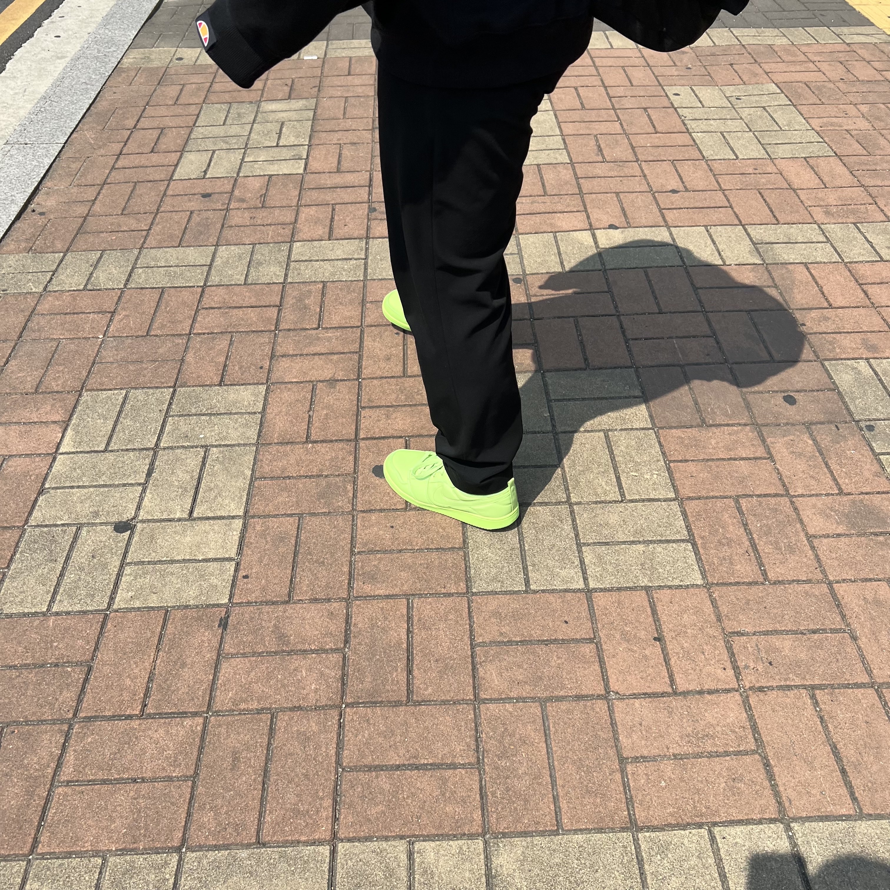 (W) Jordan 1 x Billie Eilish KO SP Lime Green 착용 스타일 - 4
