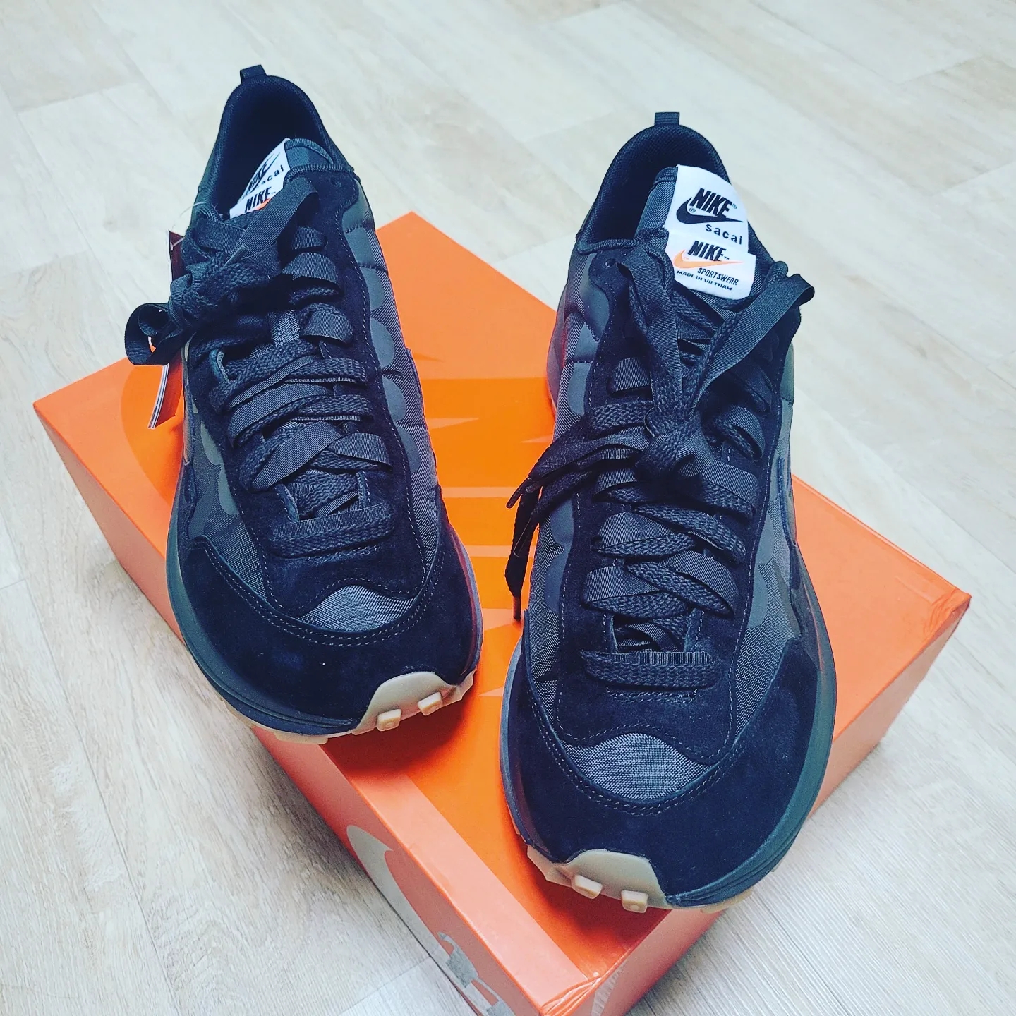 Nike x Sacai VaporWaffle Black and Gum 착용 스타일 - 2