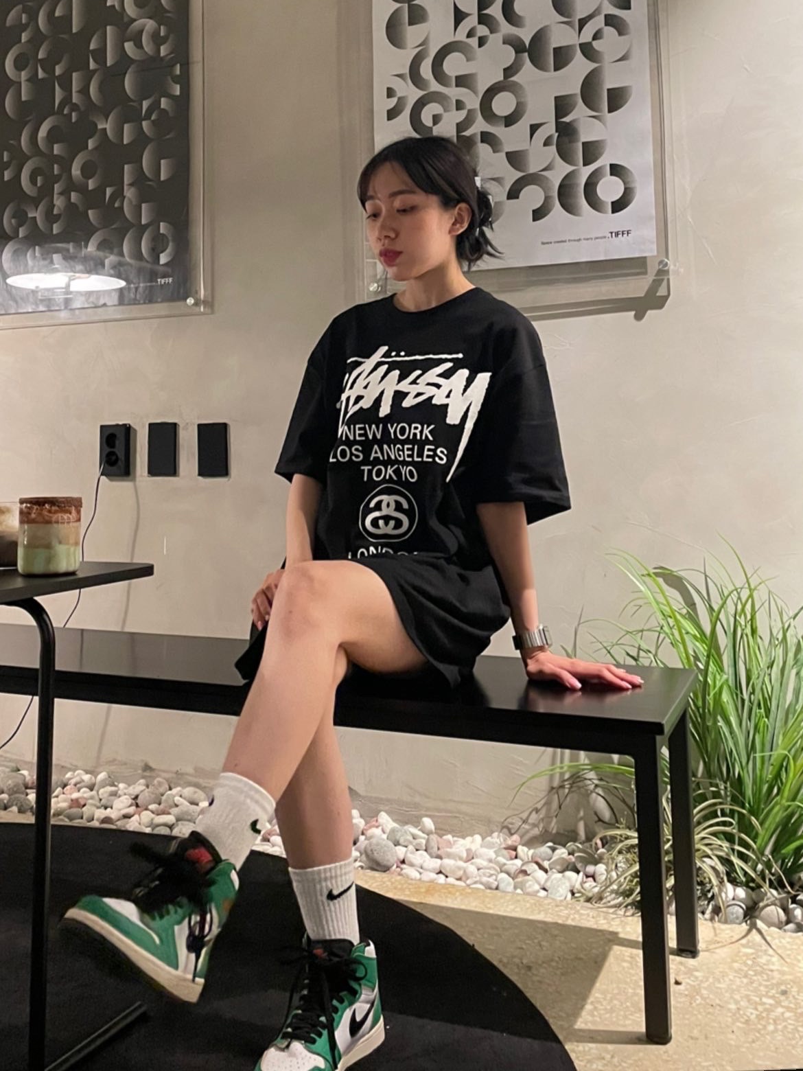 (W) Jordan 1 Retro High OG Lucky Green, Stussy World Tour T-Shirt Black 착용 스타일