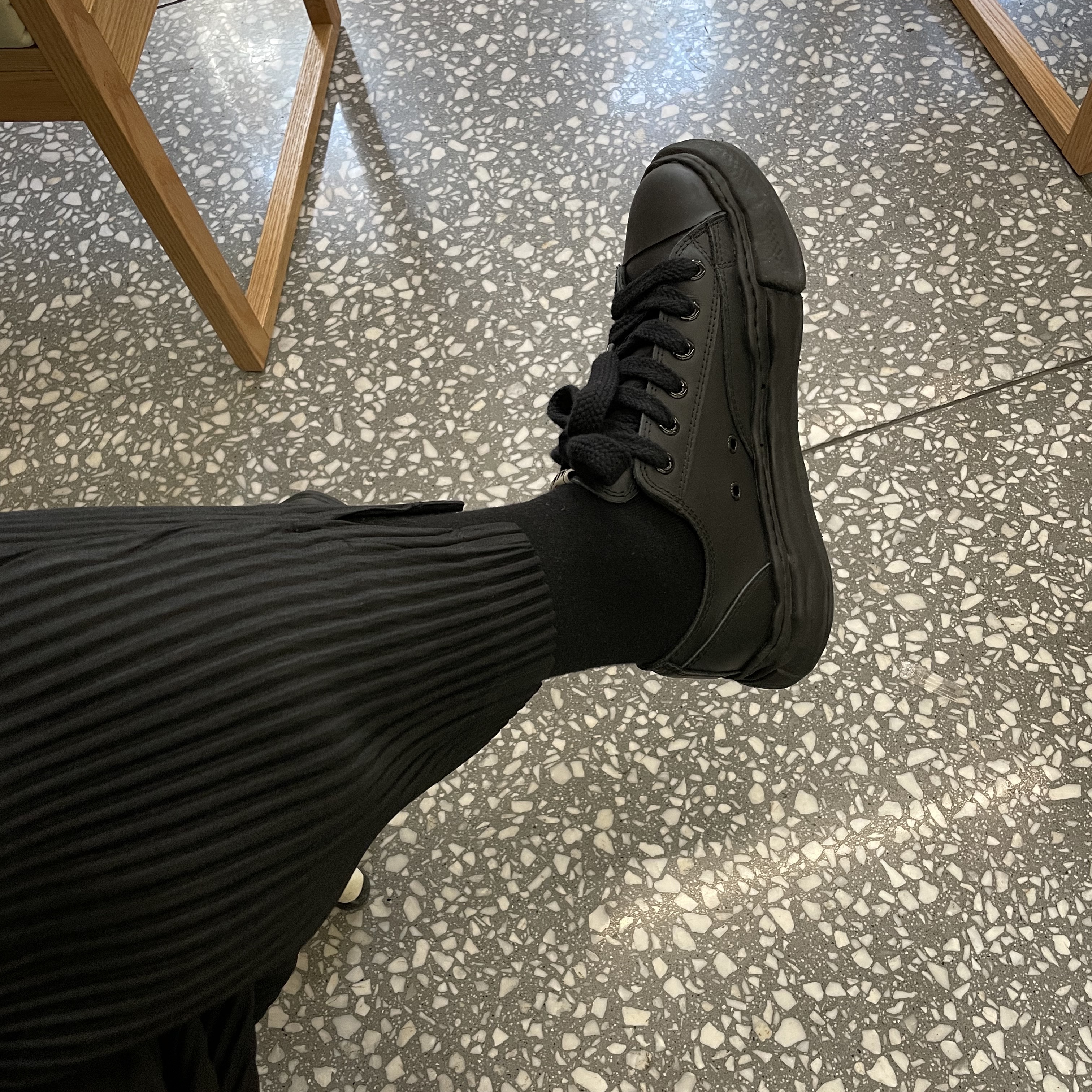 Maison Mihara Yasuhiro Peterson OG Sole Leather Low Sneakers Black Black 착용 스타일
