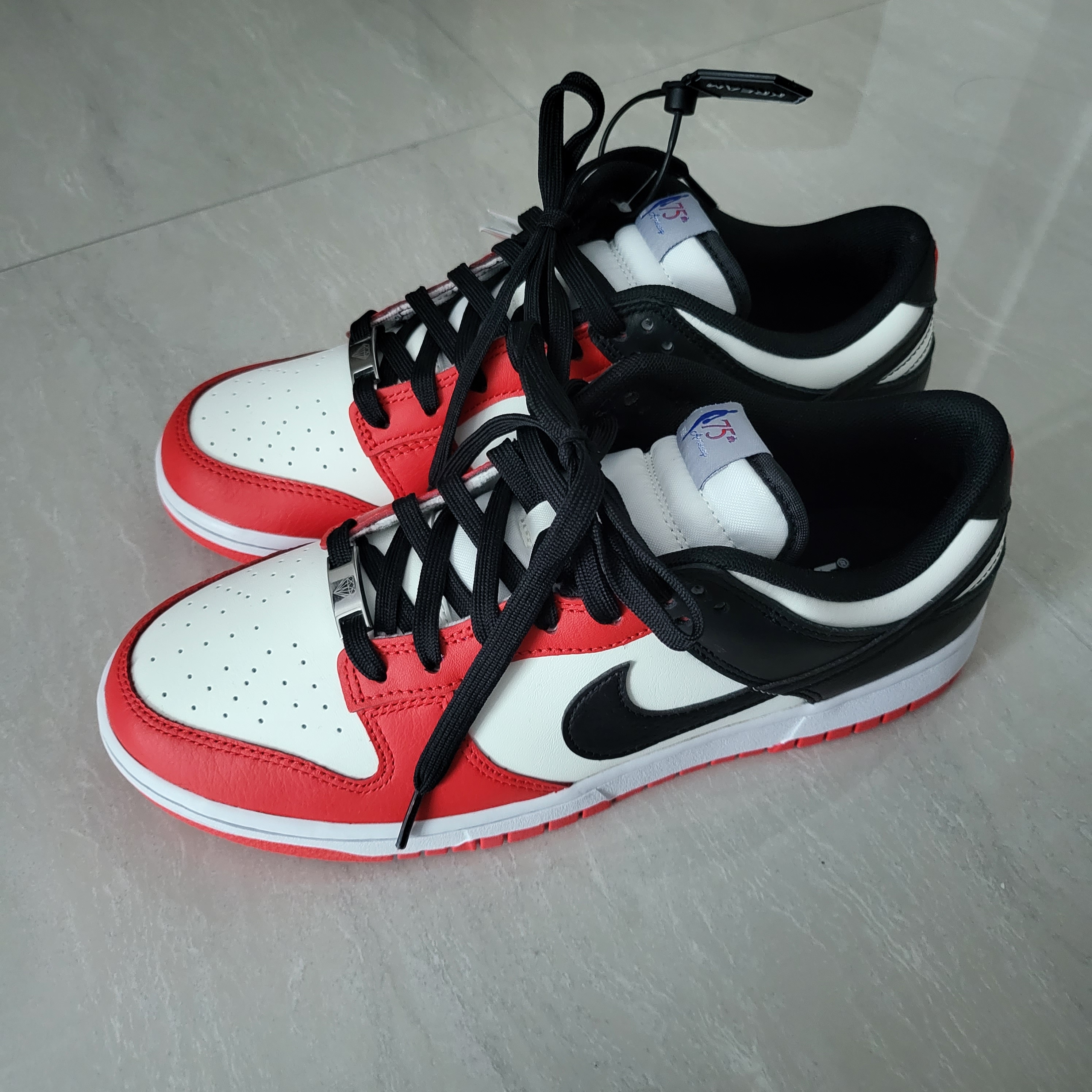 Nike x NBA Dunk Low Retro EMB Black and Chile Red 착용 스타일 - 2