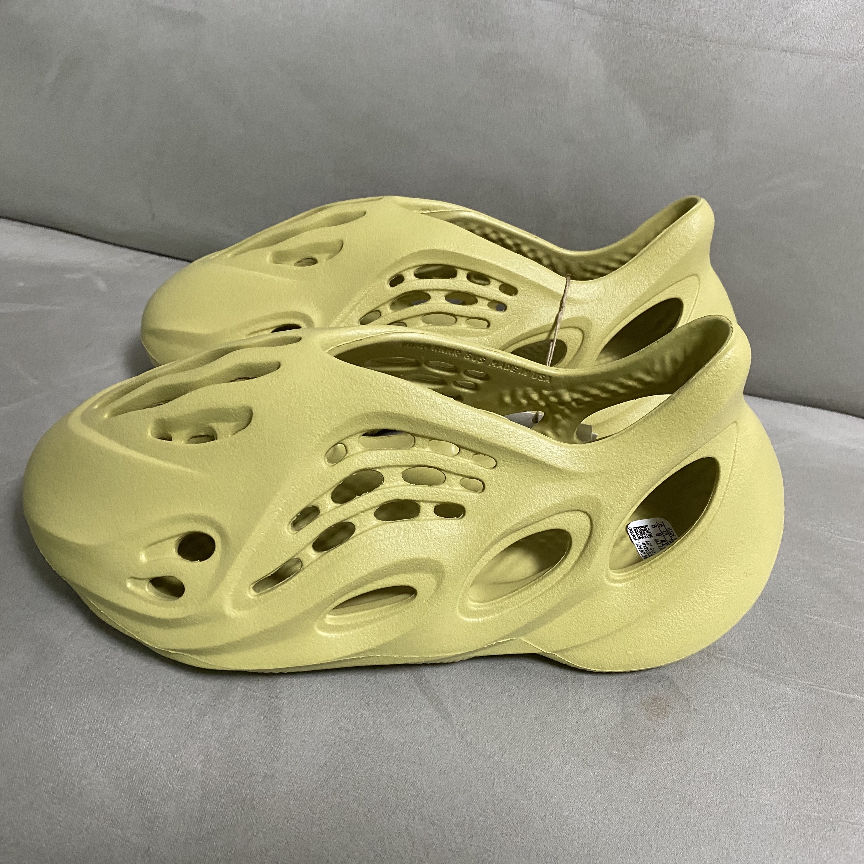 Adidas Yeezy Foam RNNR Sulfur 착용 스타일 - 3