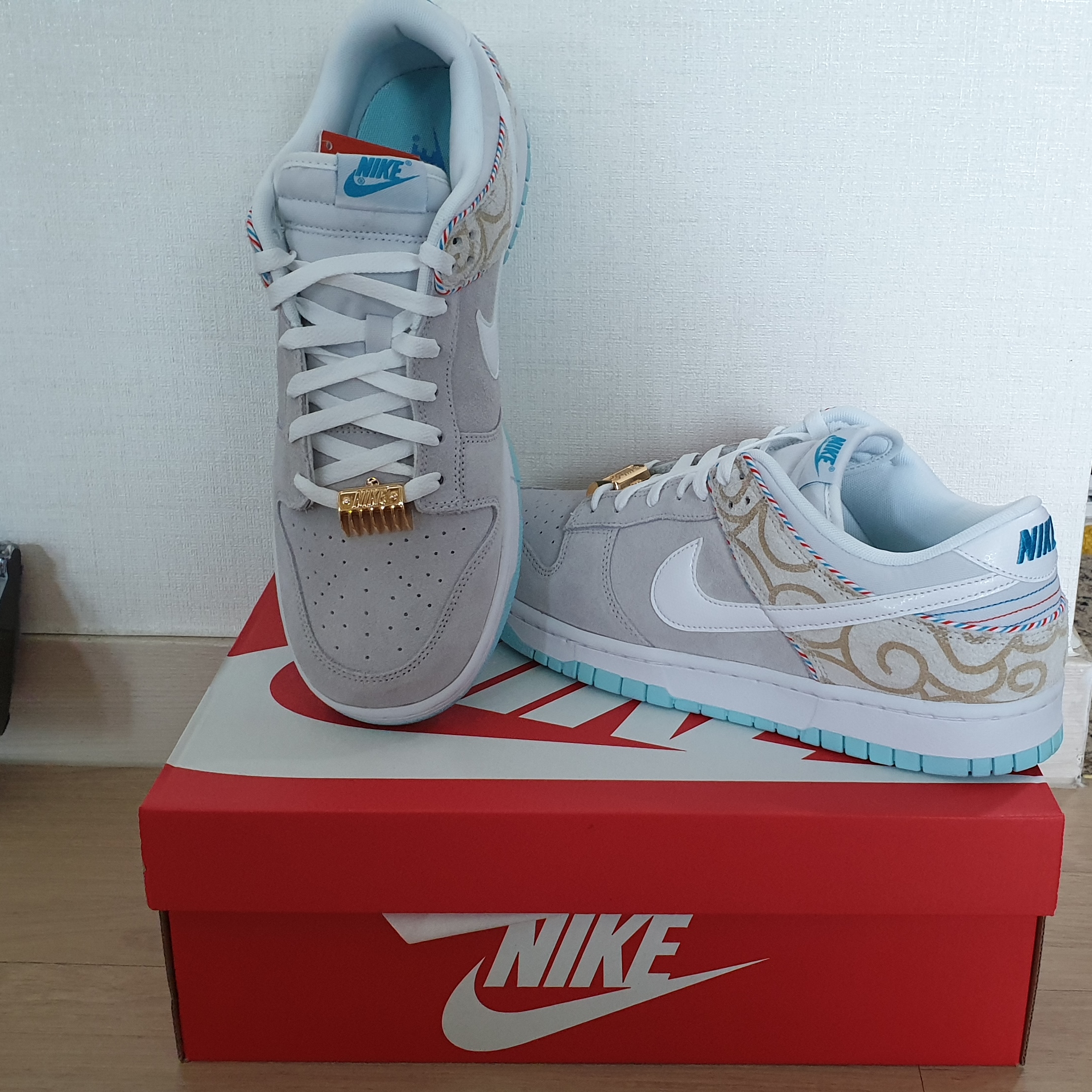 Nike Dunk Low Retro SE Barber Shop Grey 착용 스타일 - 1