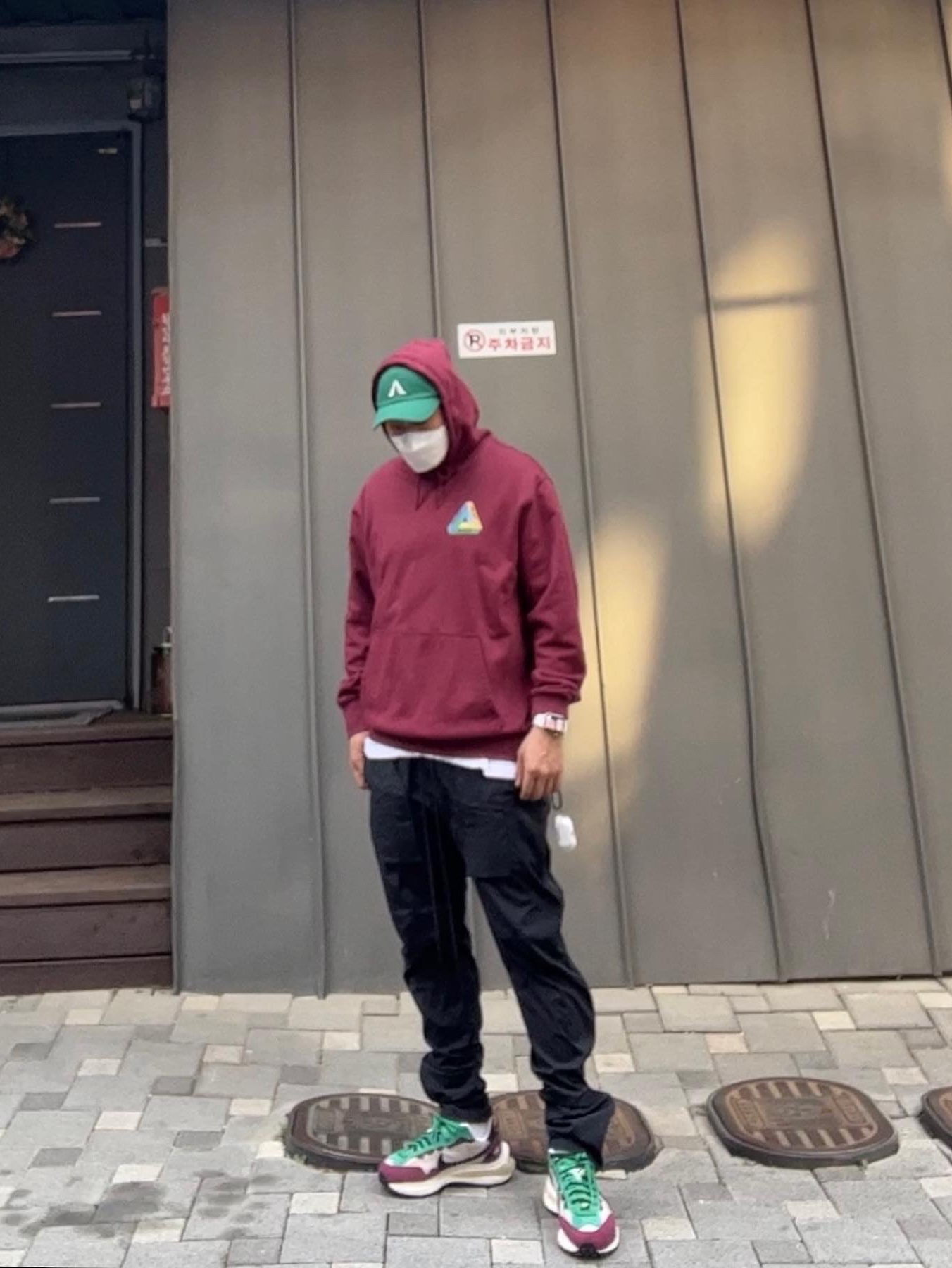 Palace Tri-Dart Hood Burgundy - 20FW, Nike x Sacai VaporWaffle String & Black Villain Red 착용 스타일 - 2