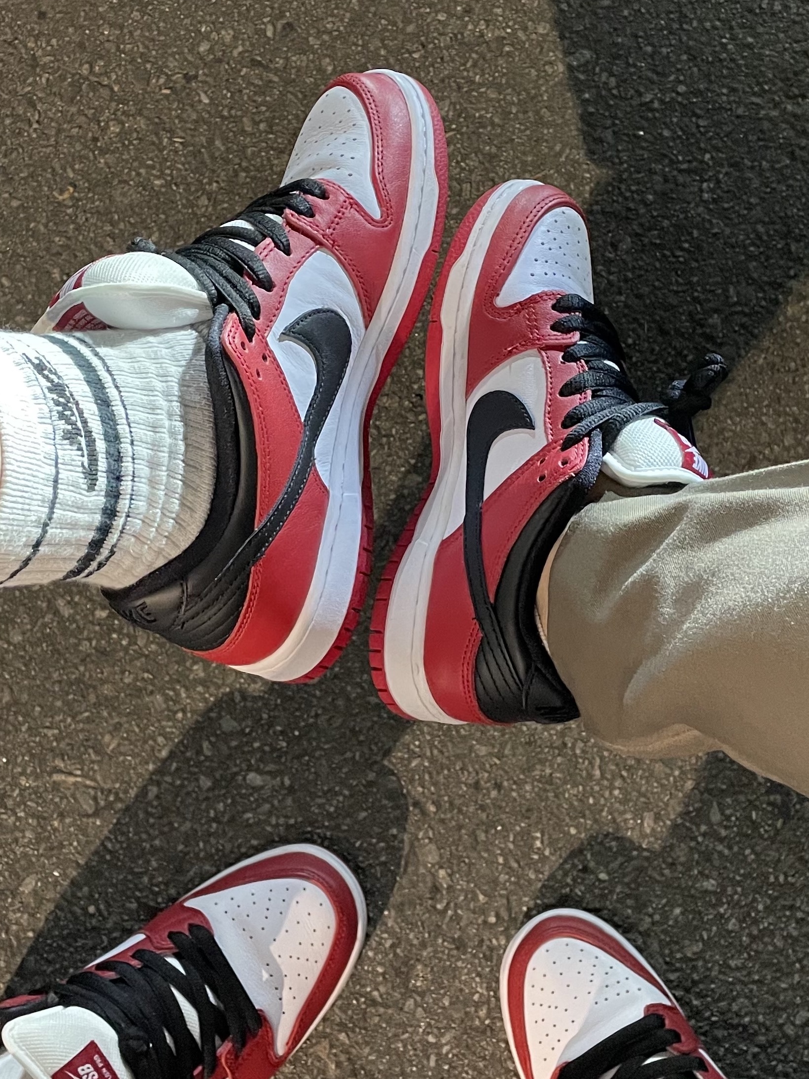 Nike SB Dunk Low Pro Chicago 착용 스타일 - 4
