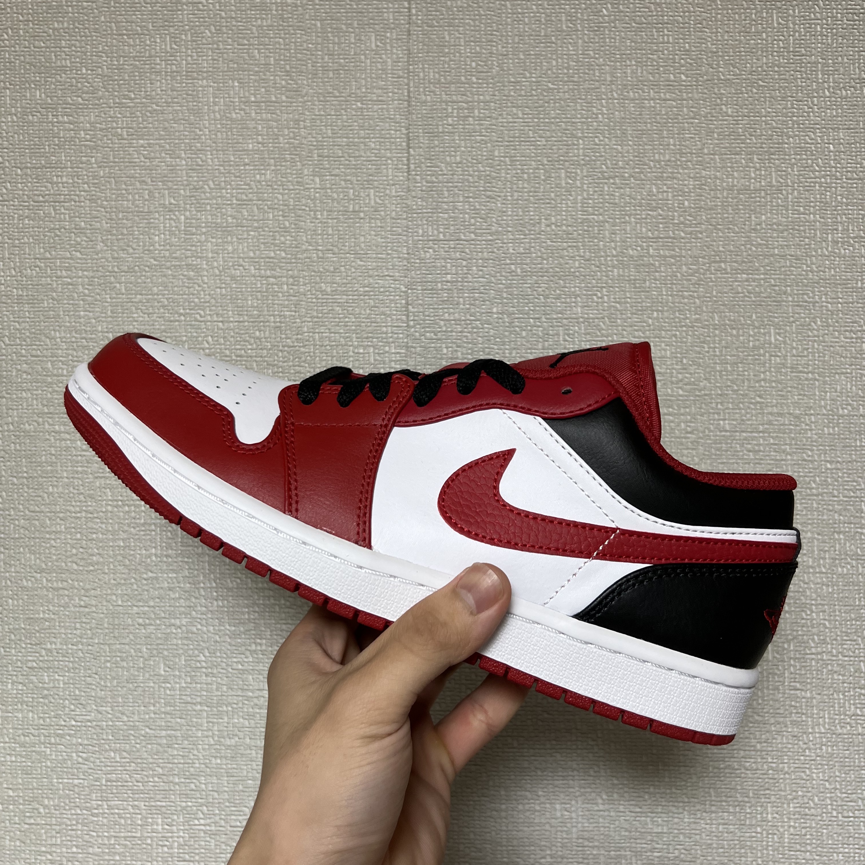 Jordan 1 Low White Gym Red Black 착용 스타일 - 1