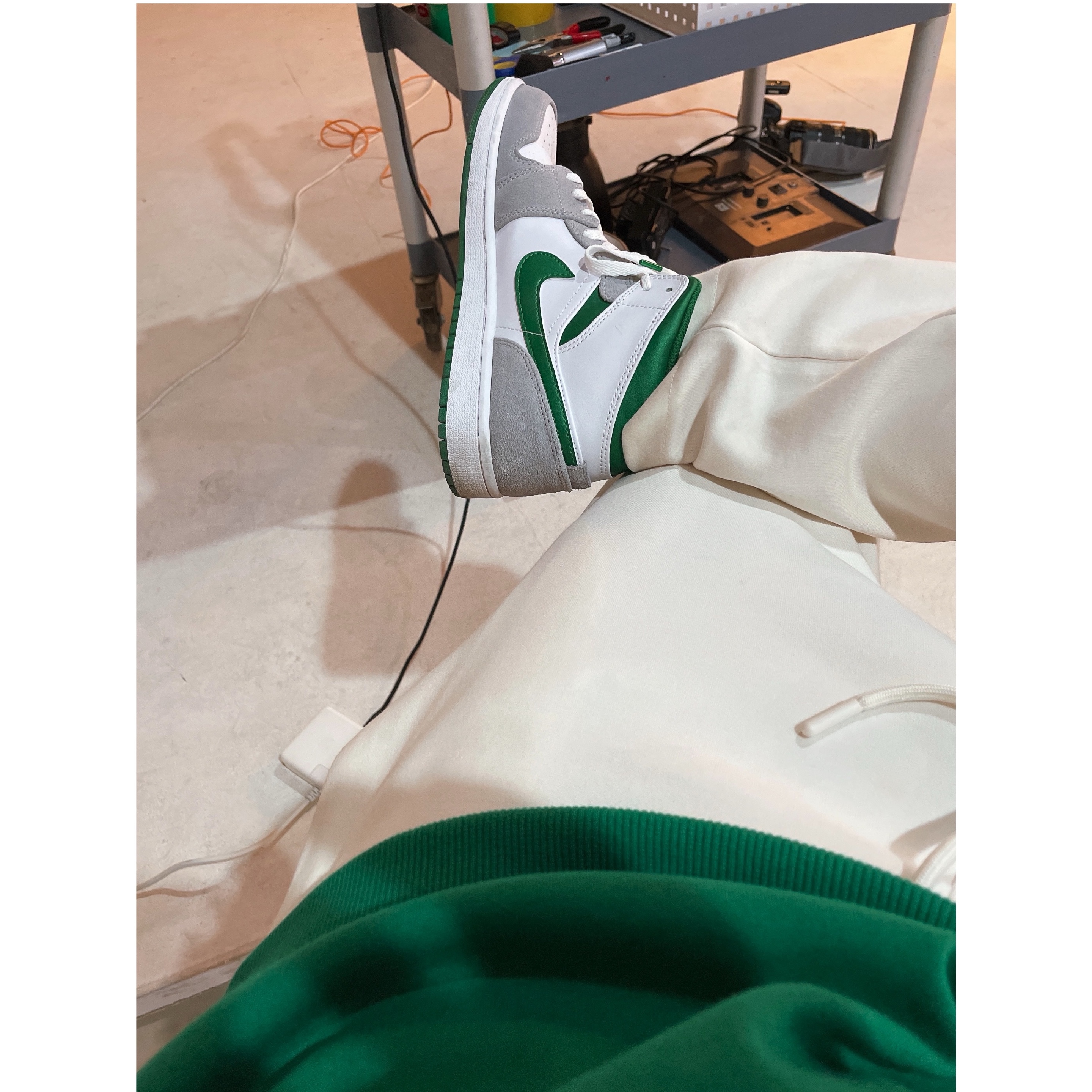 Jordan 1 Mid SE Pine Green Light Smoke Grey 착용 스타일