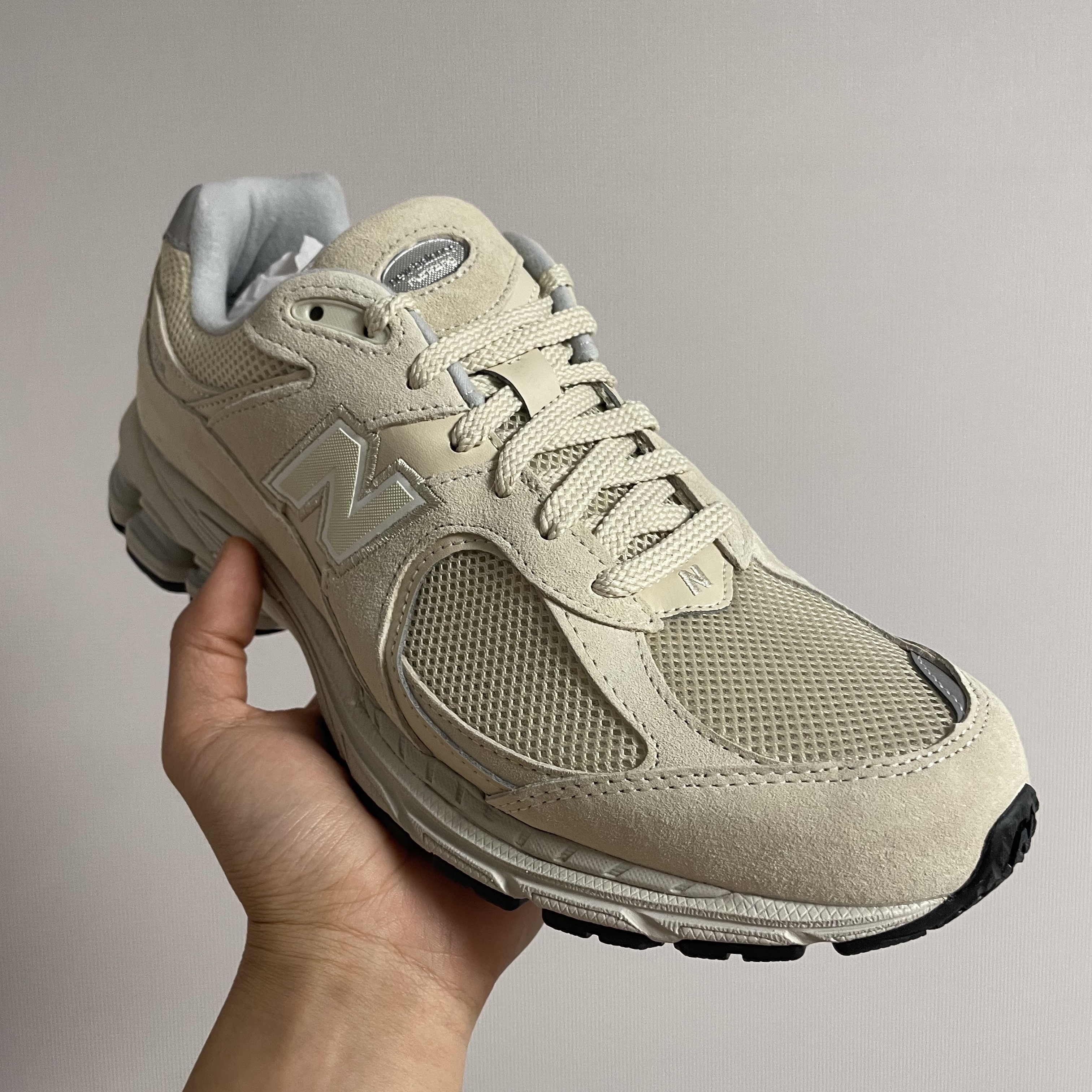 New Balance 2002R Beige Bone 착용 스타일