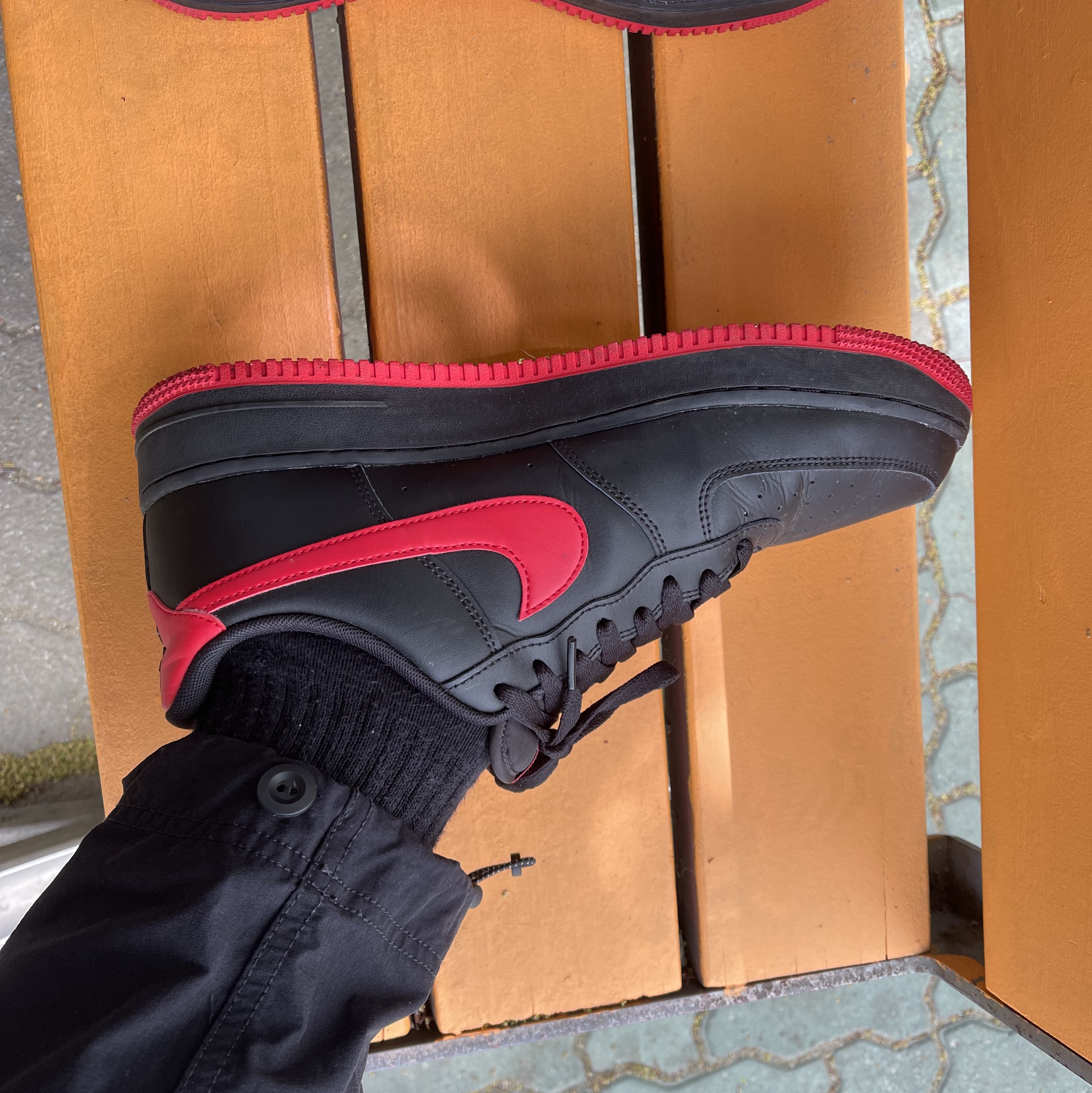 Nike Air Force 1 '07 Low Black University Red 착용 스타일 - 2