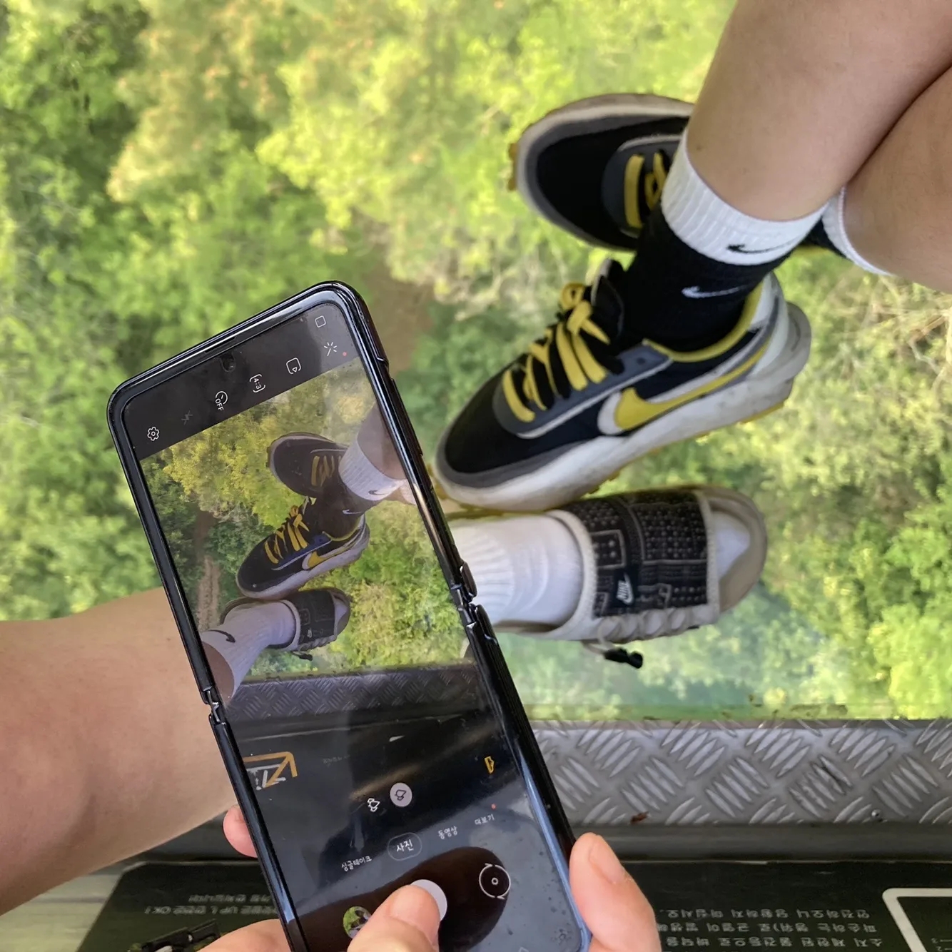 Nike Asuna Slide Pale Ivory Rattan, Nike x Sacai x Undercover LDWaffle Black Bright Citron 착용 스타일 - 1