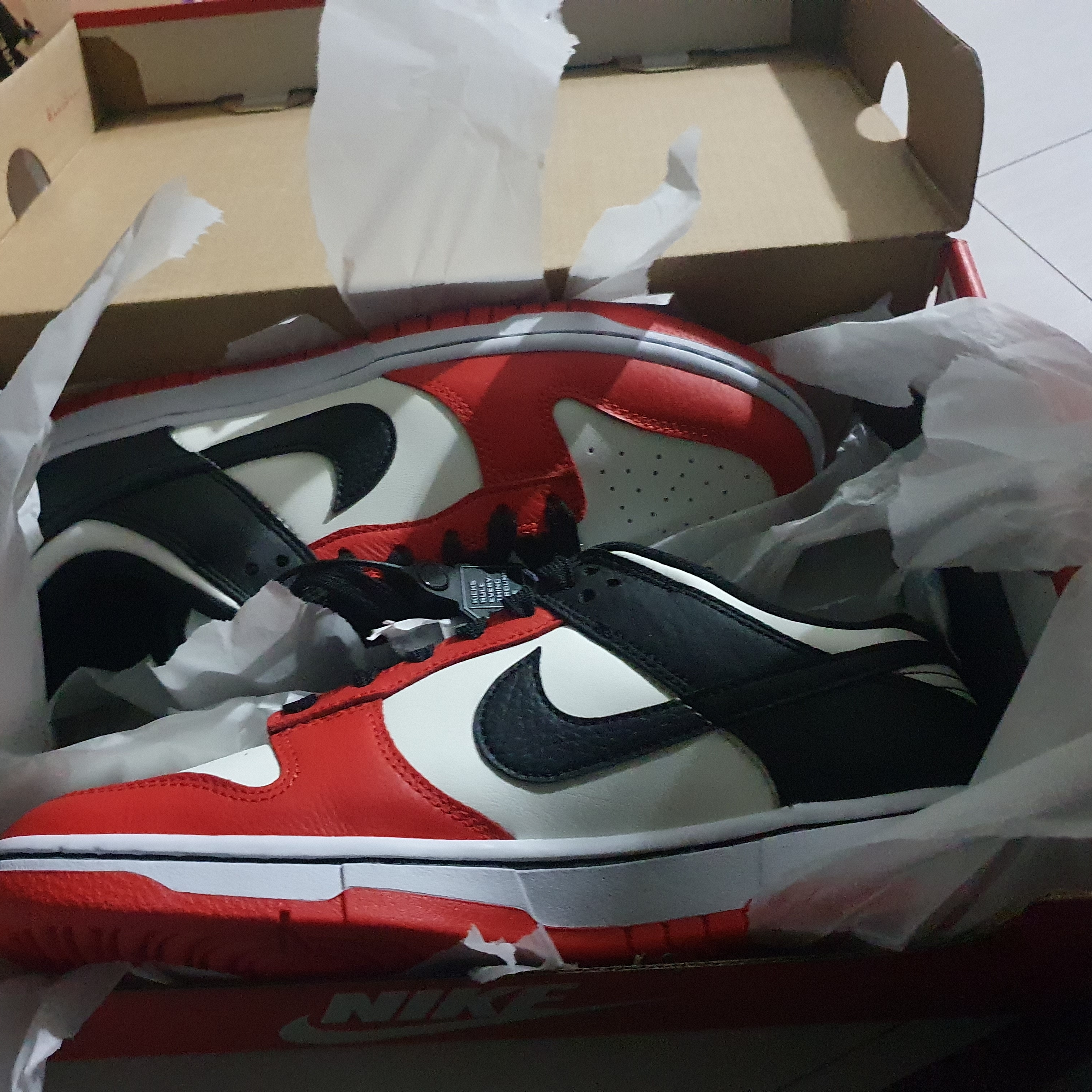 Nike x NBA Dunk Low Retro EMB Black and Chile Red 착용 스타일 - 3