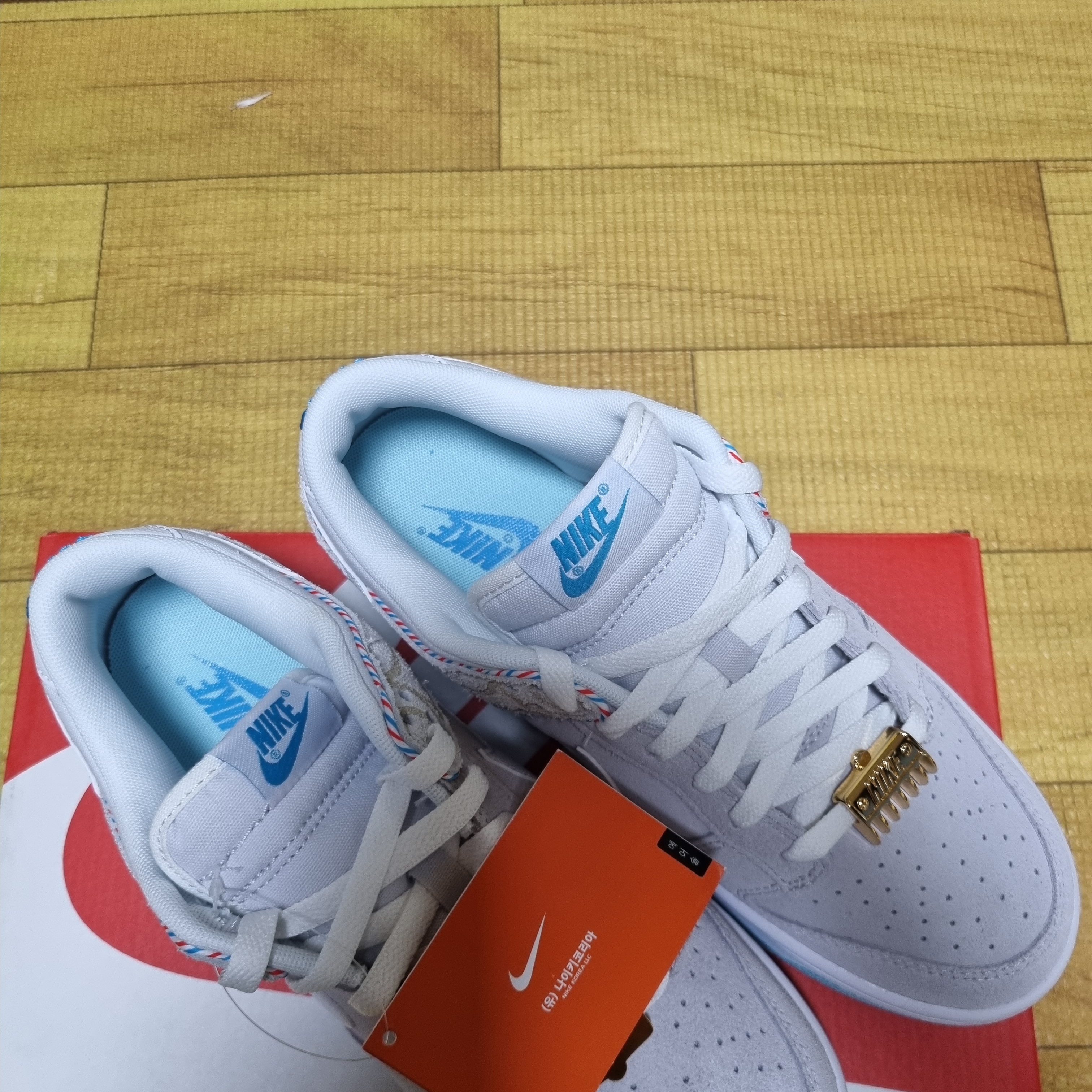 Nike Dunk Low Retro SE Barber Shop Grey 착용 스타일