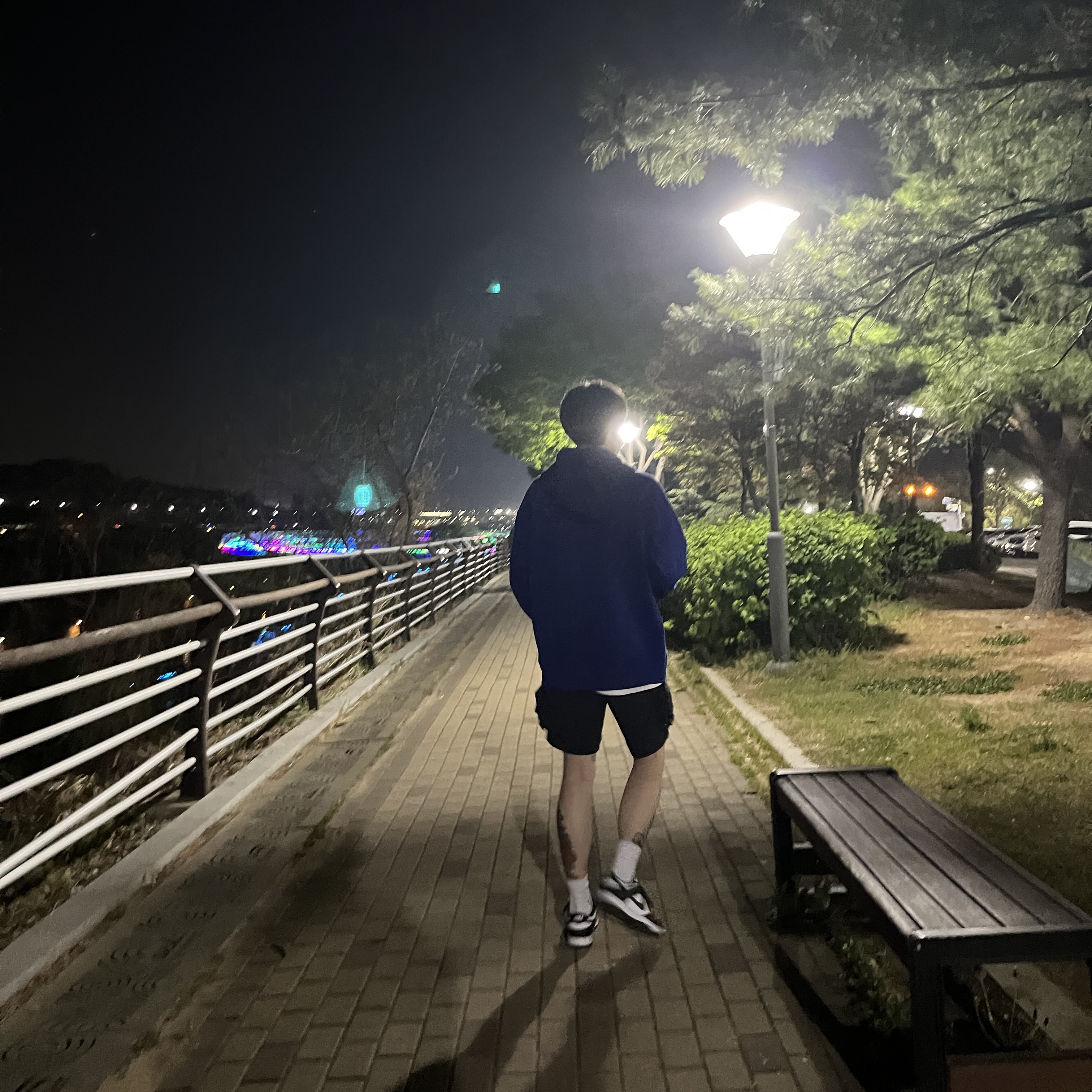 Nike ACG Cargo Shorts Black - US/EU, Nike ACG Therma-Fit Pullover Fleece Hoodie Deep Royal Blue - US/EU 착용 스타일