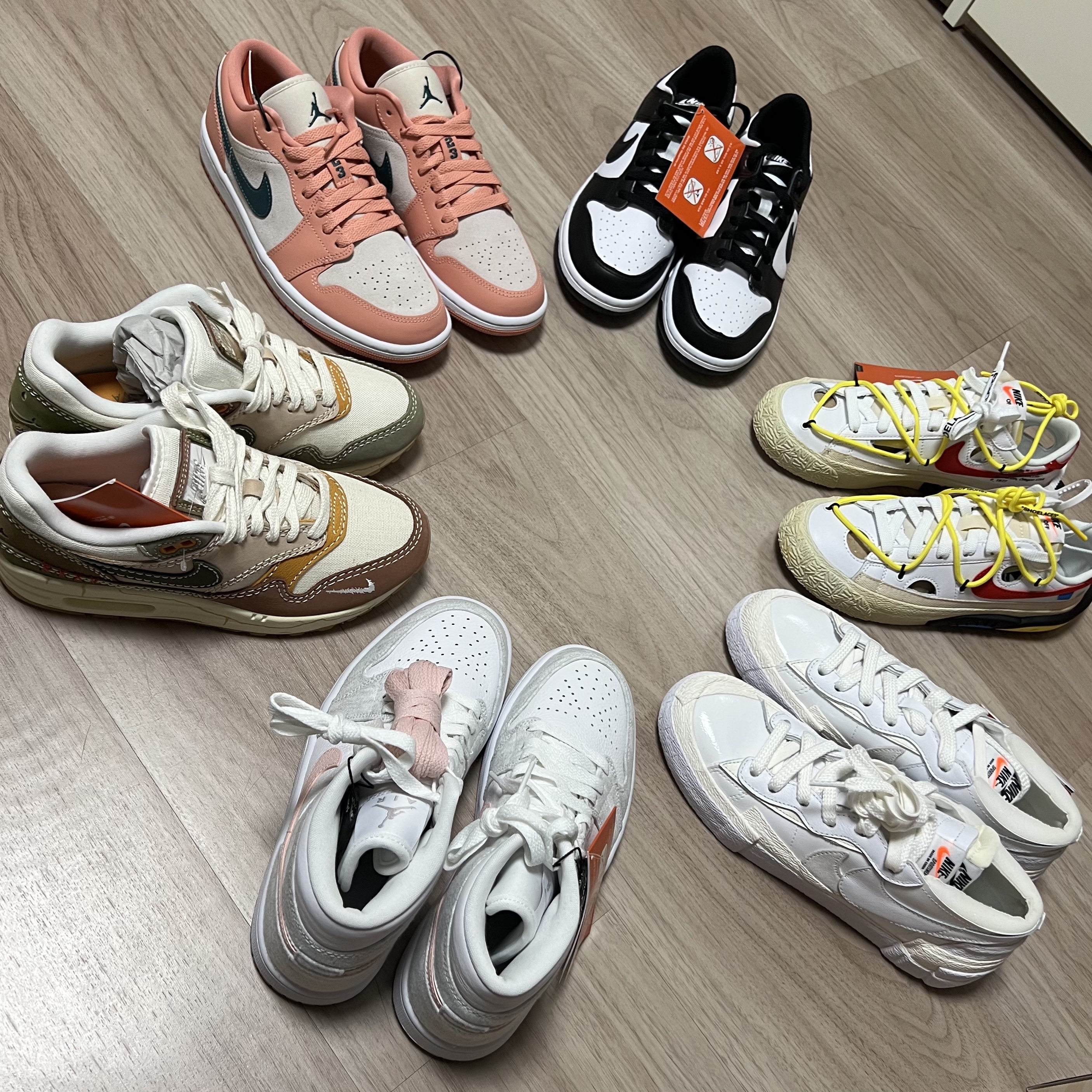 Nike x Off-White Blazer Low '77 White and University Red, (GS) Nike Dunk Low Black 착용 스타일 - 1