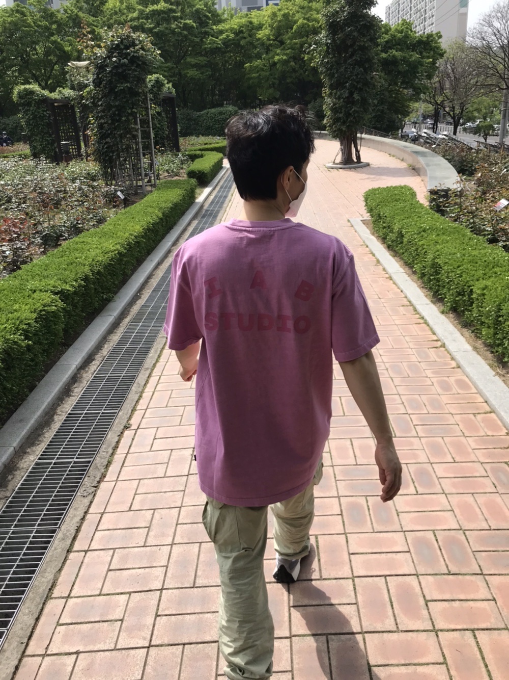 IAB Studio Pigment T-Shirt Magenta, New Balance 327 Grey 착용 스타일