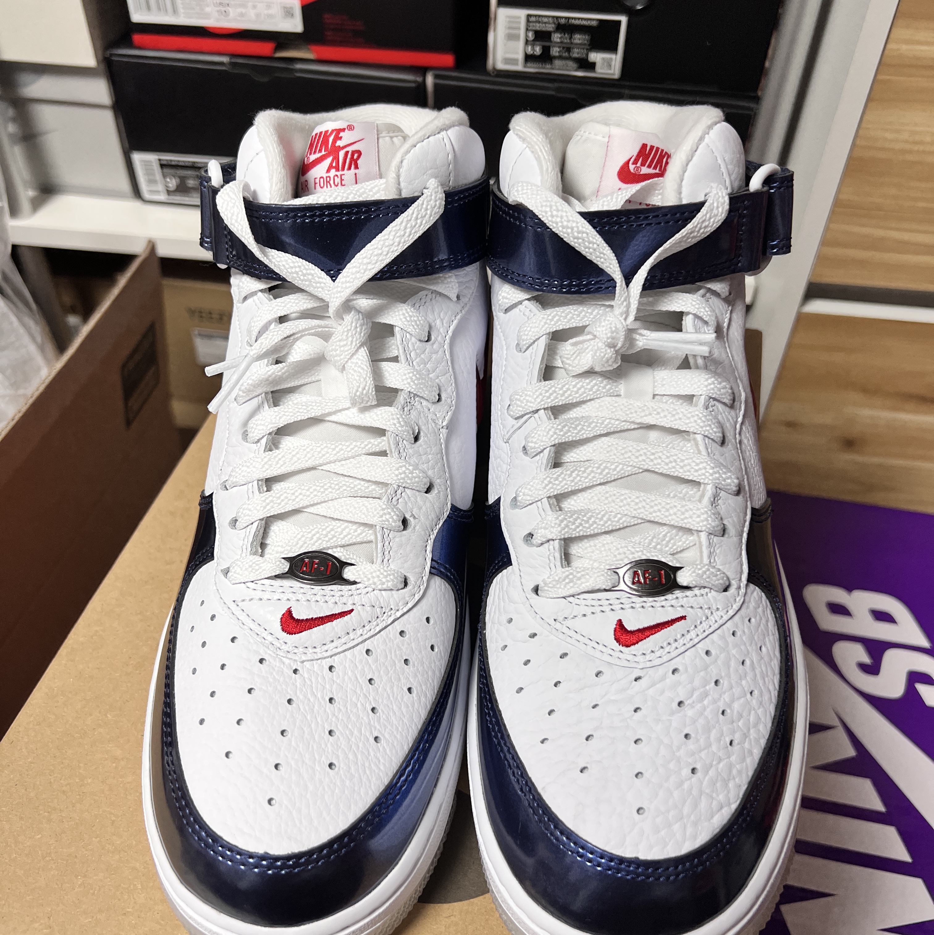 Nike Air Force 1 Mid QS University Red and Midnight Navy 착용 스타일 - 2