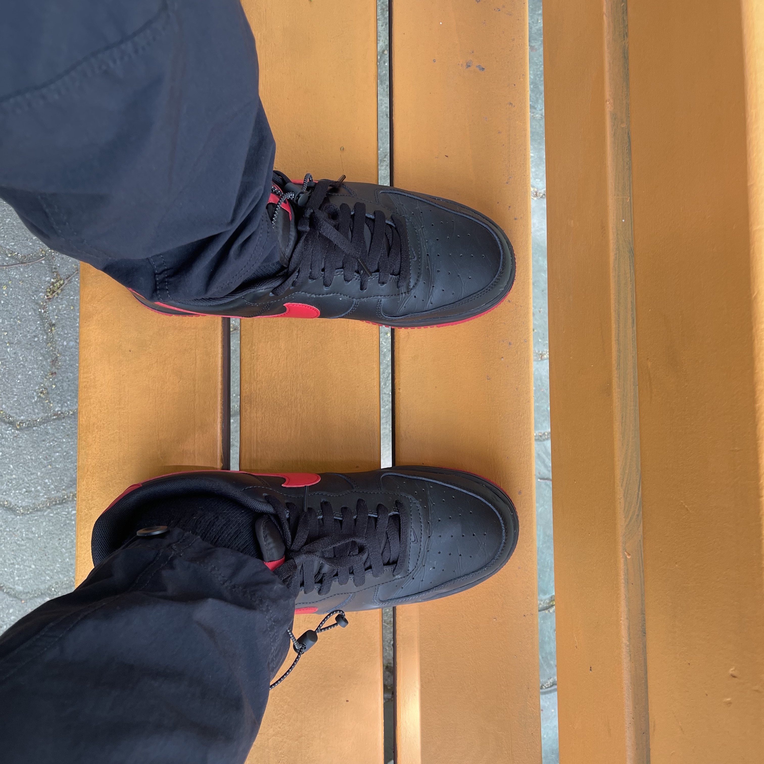 Nike Air Force 1 '07 Low Black University Red 착용 스타일 - 3