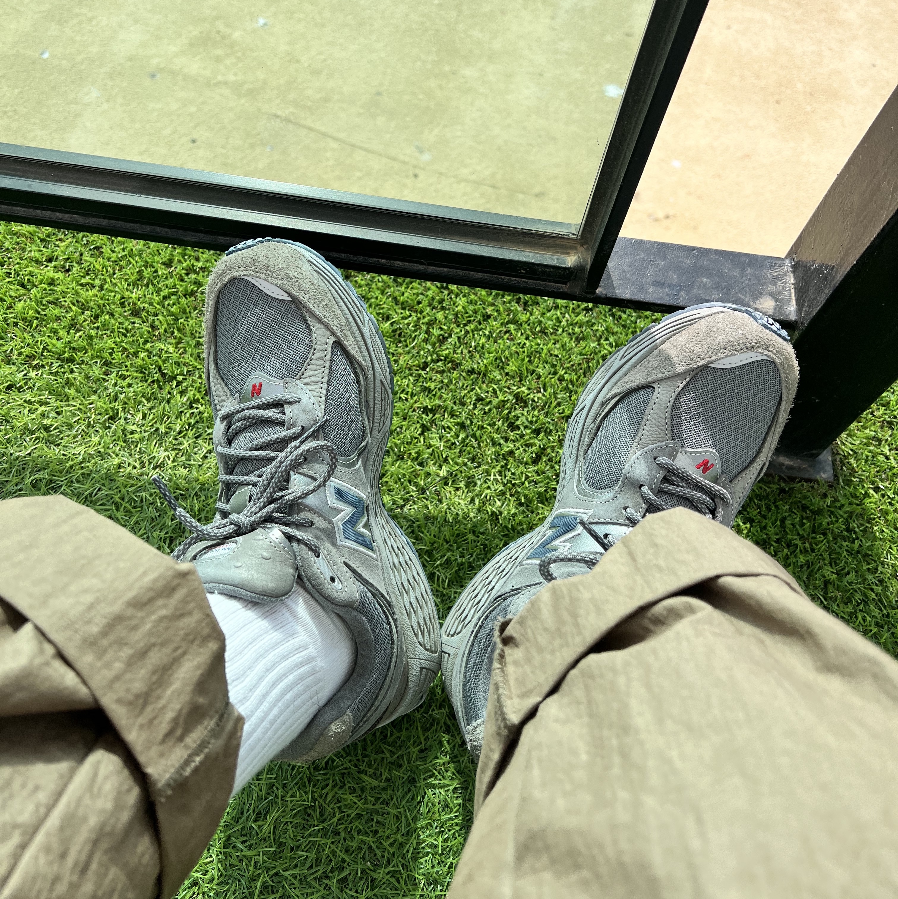 New Balance 2002R Premium Vintage Grey 착용 스타일