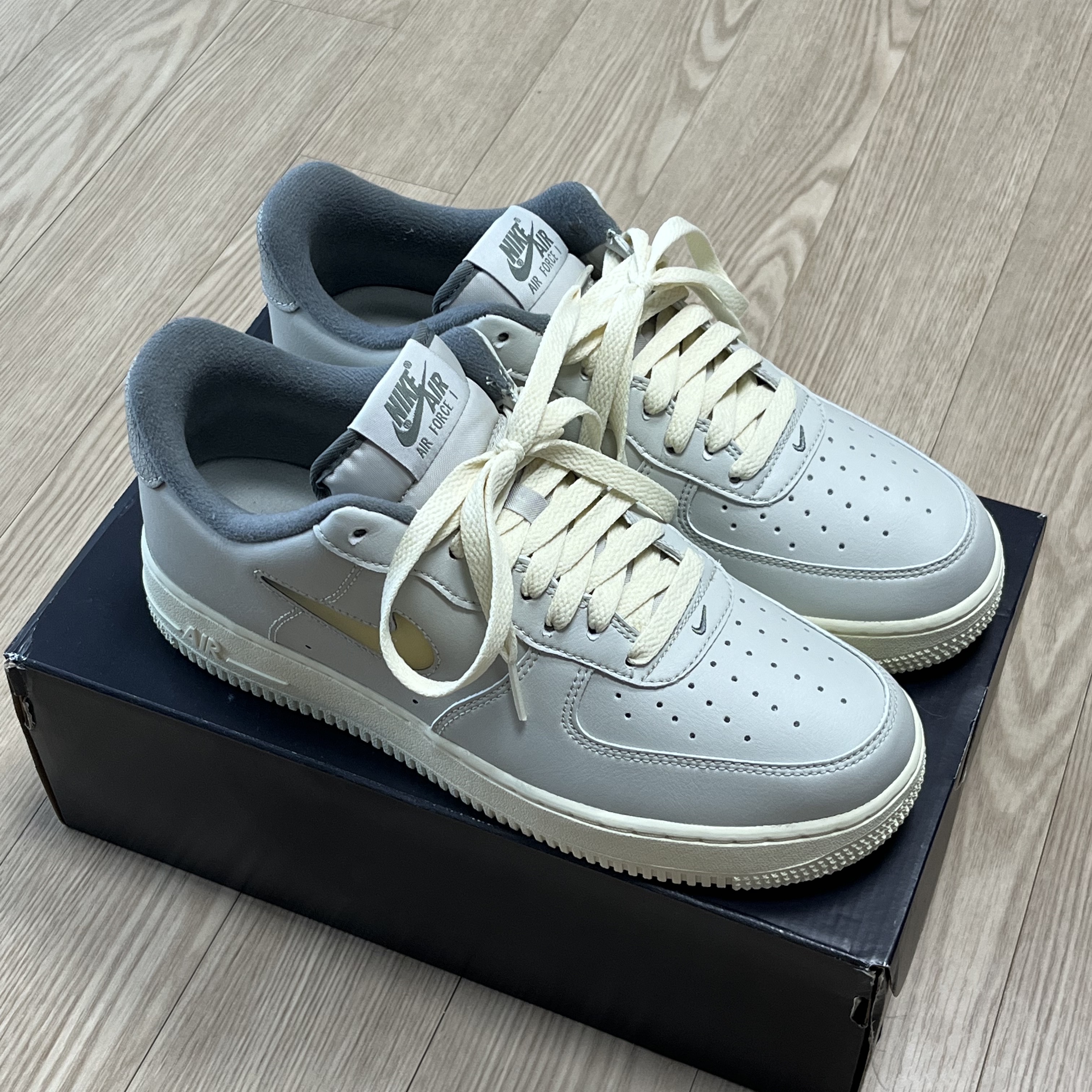 Nike Air Force 1 '07 LX Light Bone and Coconut Milk 착용 스타일