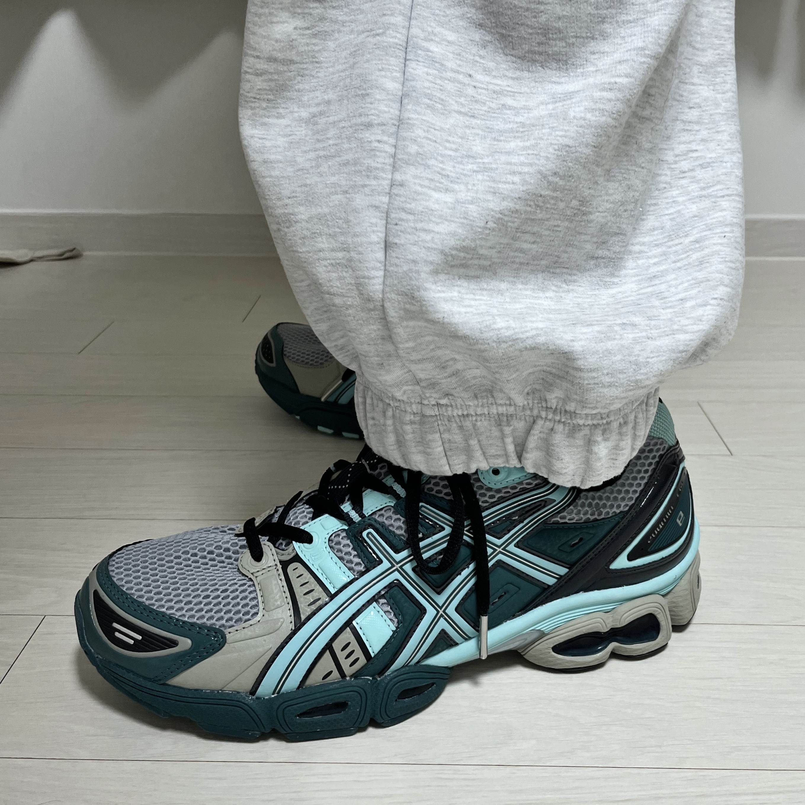Asics UB3-S Gel-Nimbus 9 Piedmont Grey 착용 스타일