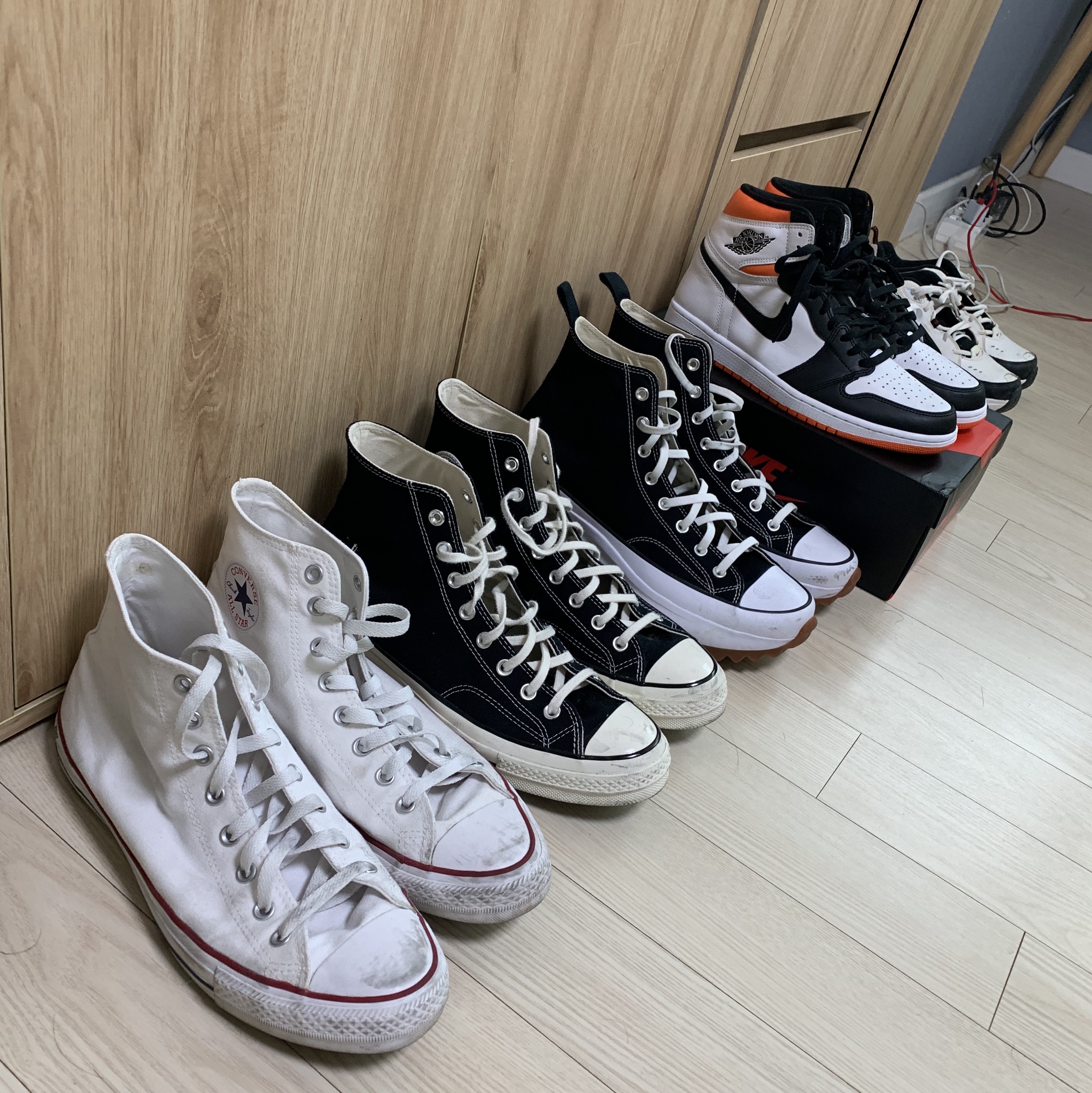 Jordan 1 Retro High OG Electro Orange, New Balance 327 Black 착용 스타일 - 2
