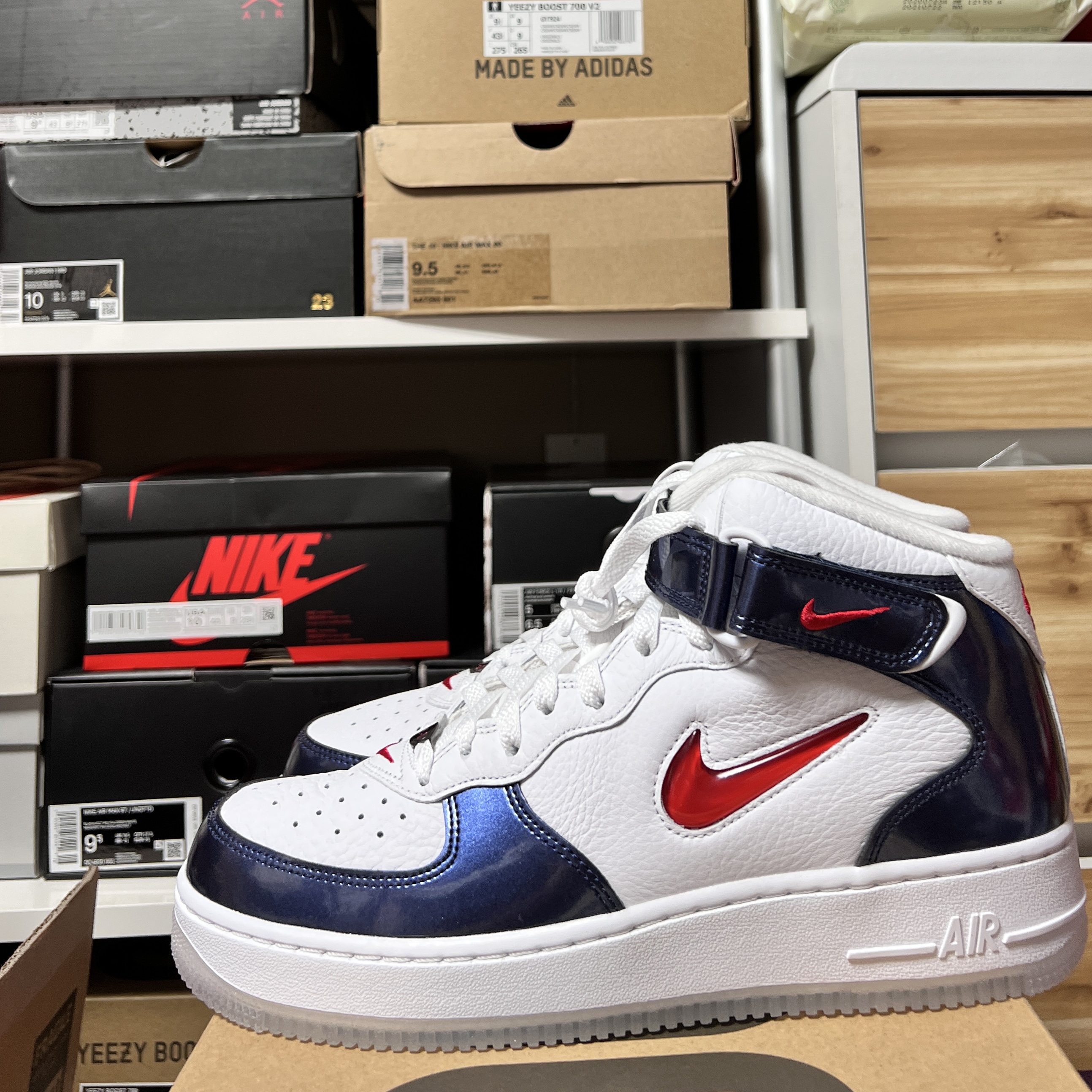 Nike Air Force 1 Mid QS University Red and Midnight Navy 착용 스타일 - 1