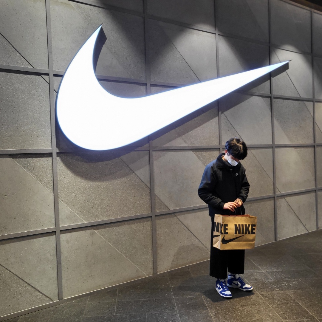 Nike Dunk High Retro Game Royal, Nike Big Swoosh Full Zip Jacket Black Sail 착용 스타일