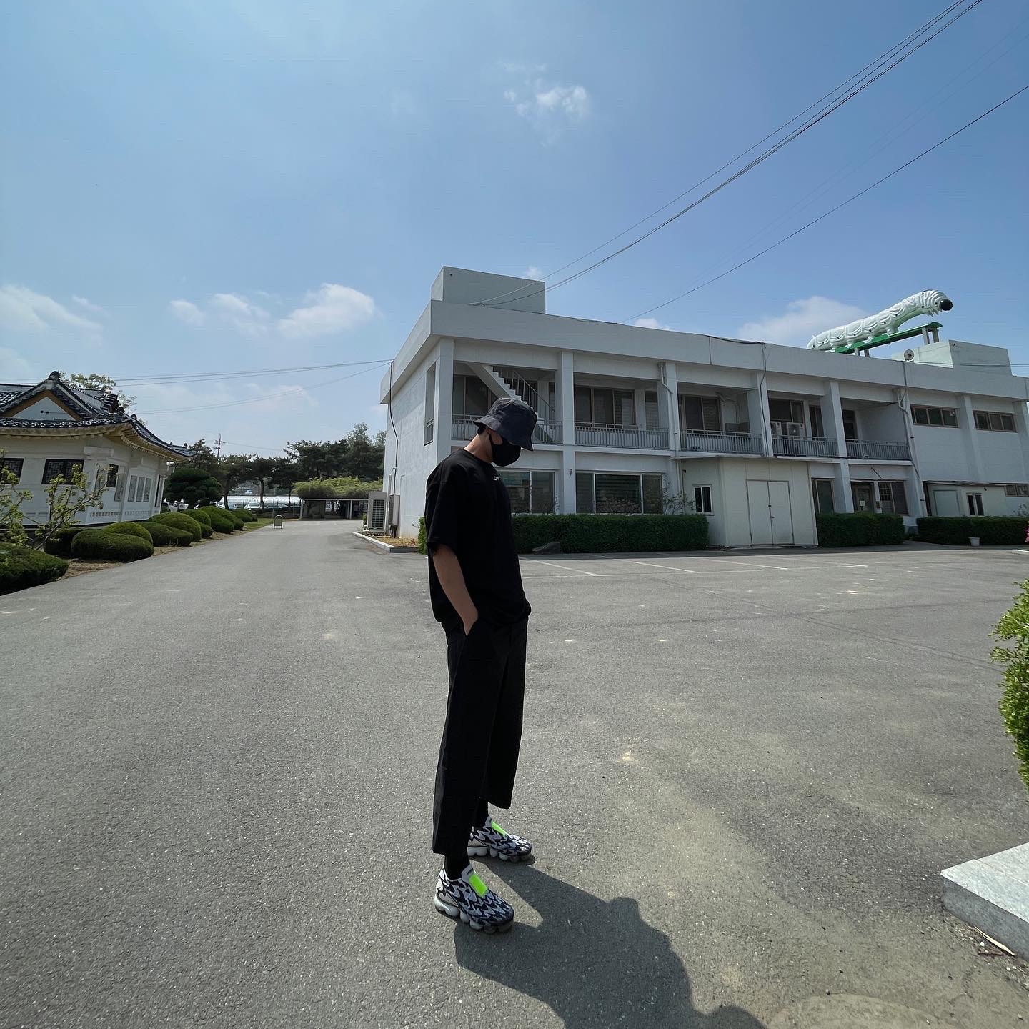 Nike x Acronym Air VaporMax Moc 2 Light Bone, Nike NRG Bucket Hat Black 착용 스타일 - 1