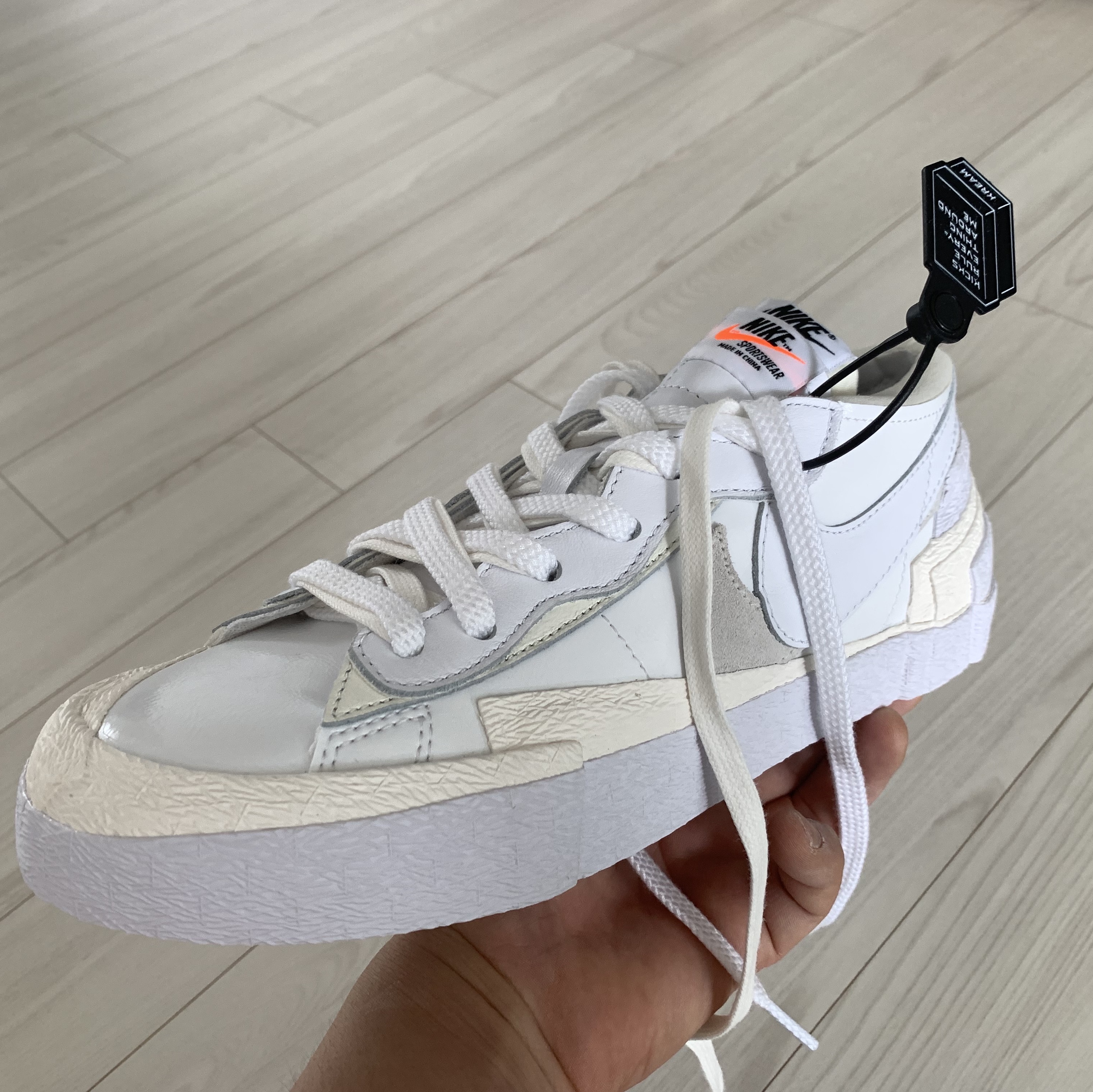 Nike x Sacai Blazer Low White Patent Leather 착용 스타일 - 2