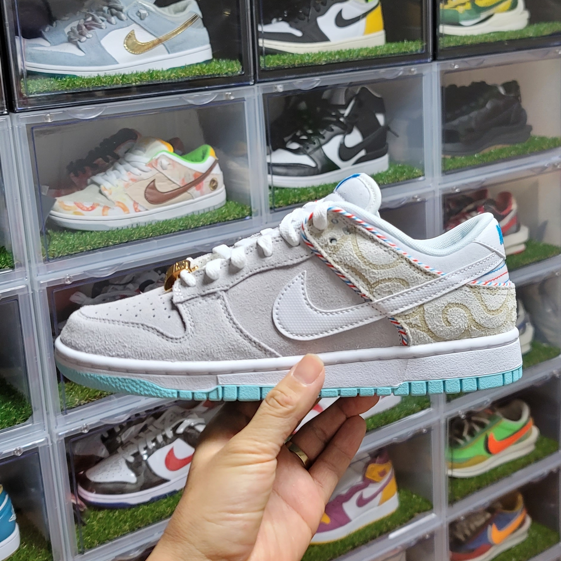 (W) Nike Dunk Low SE Heirloom, Nike Dunk Low Retro SE Barber Shop Grey 착용 스타일 - 3