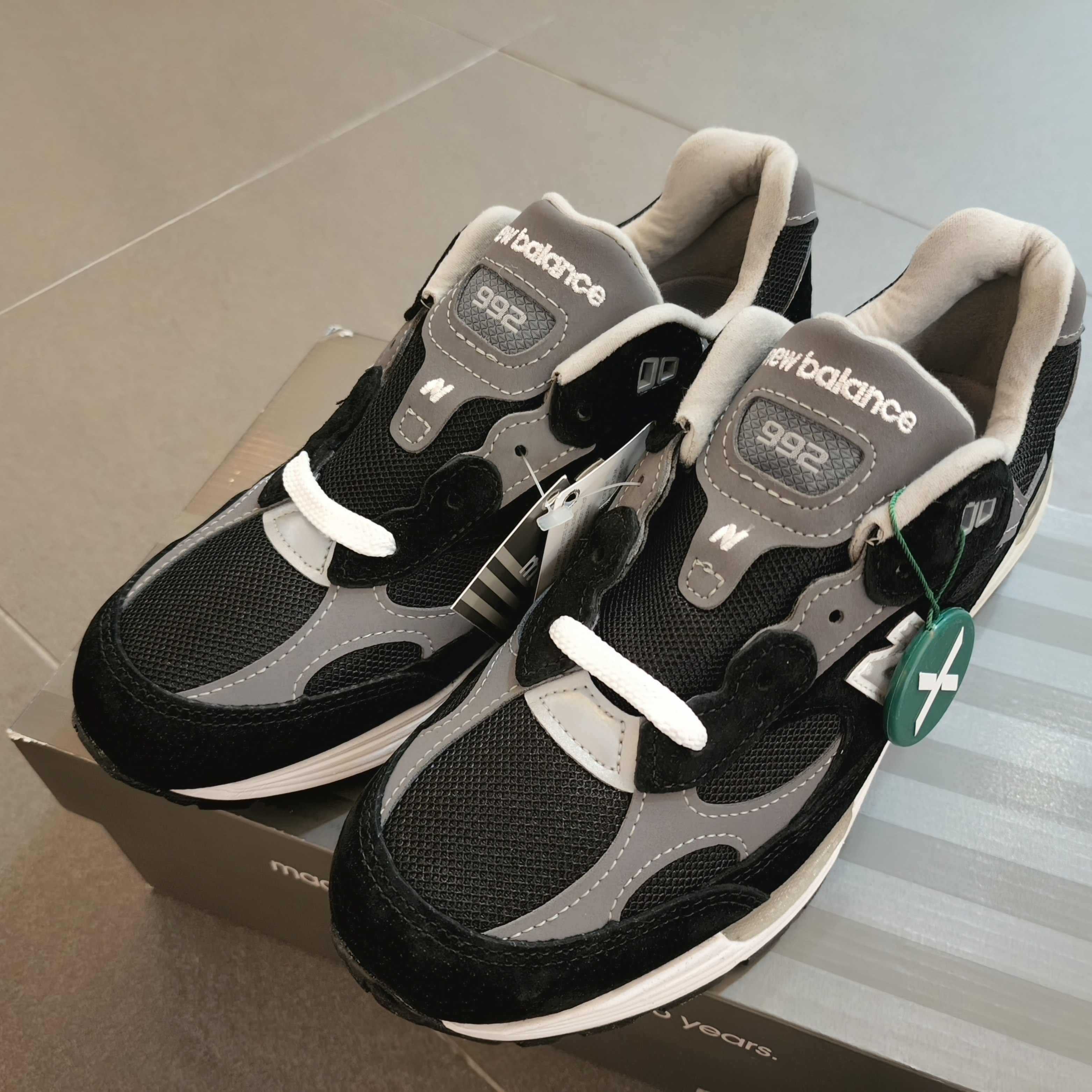 New Balance 992 Made in USA Black Grey 착용 스타일 - 1